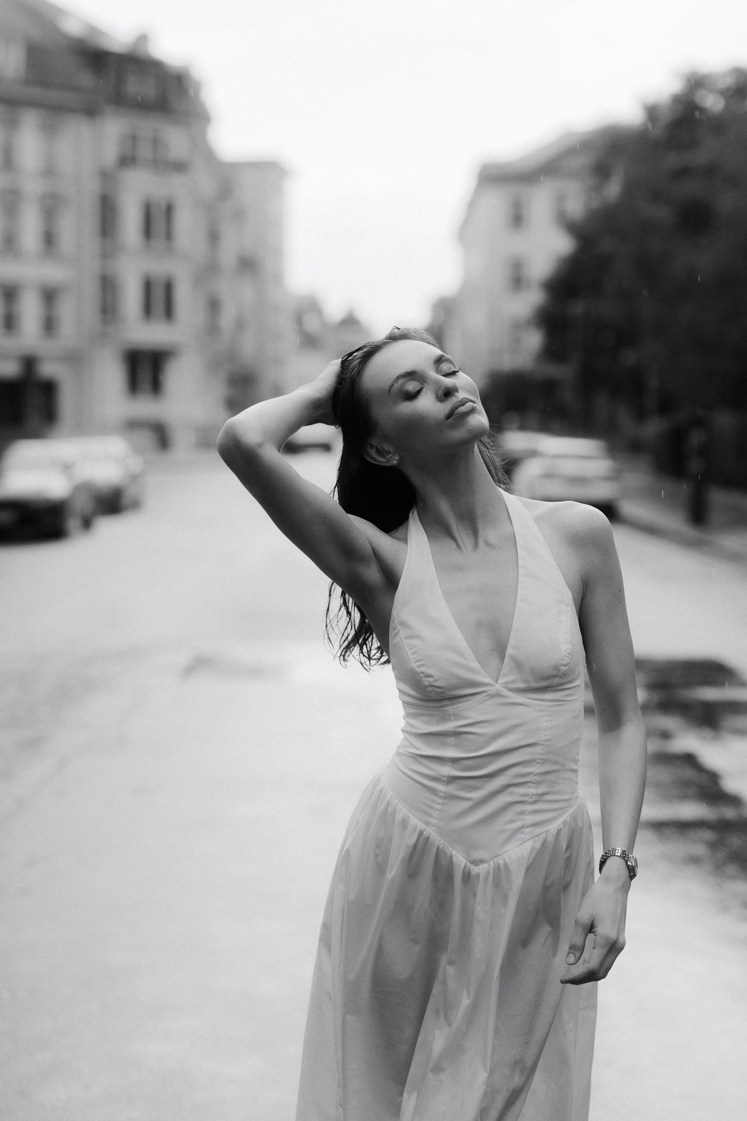 Between Rain and Light — Black & White Portrait Session in Leipzig. Кристина Кожельцова — чёрно-белая портретная фотография в Лейпциге. Германия