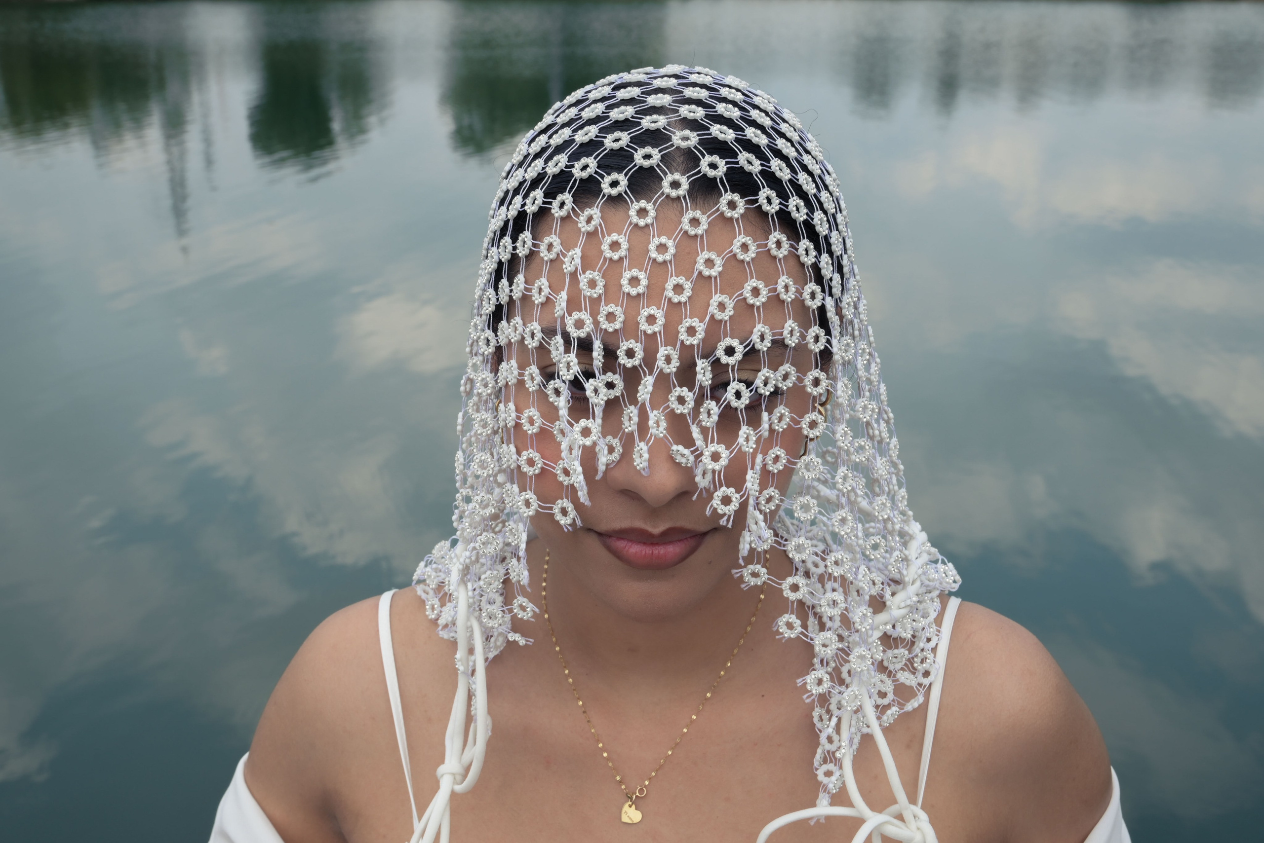 Lago di Como e Lecco, sposa pensierosa al matrimonio sulla riva del lago con lo sguardo abbassato