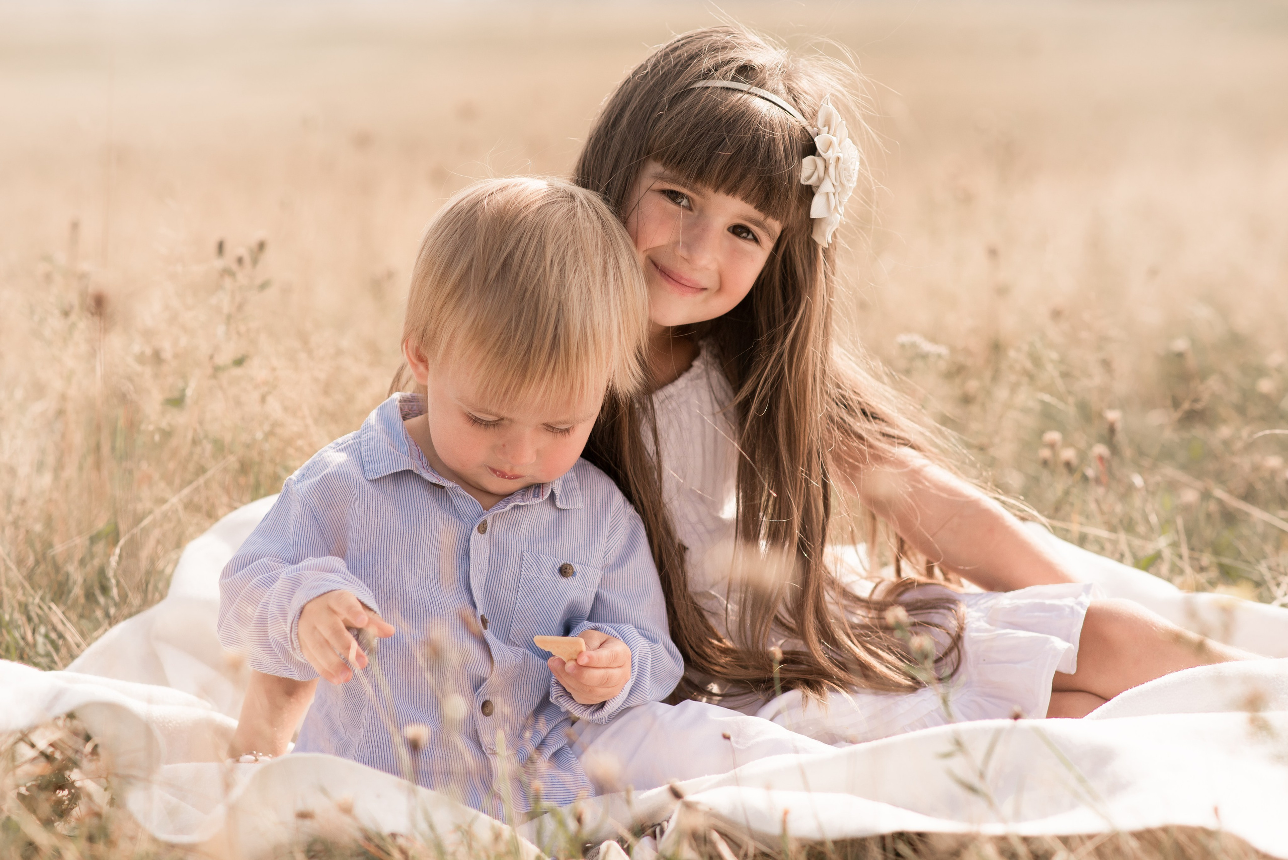 Entdecken Sie eine professionelle Familienfotoserie im Freien. Natürliche Posen, warme Farben und authentische Momente für moderne Familienfotografie.