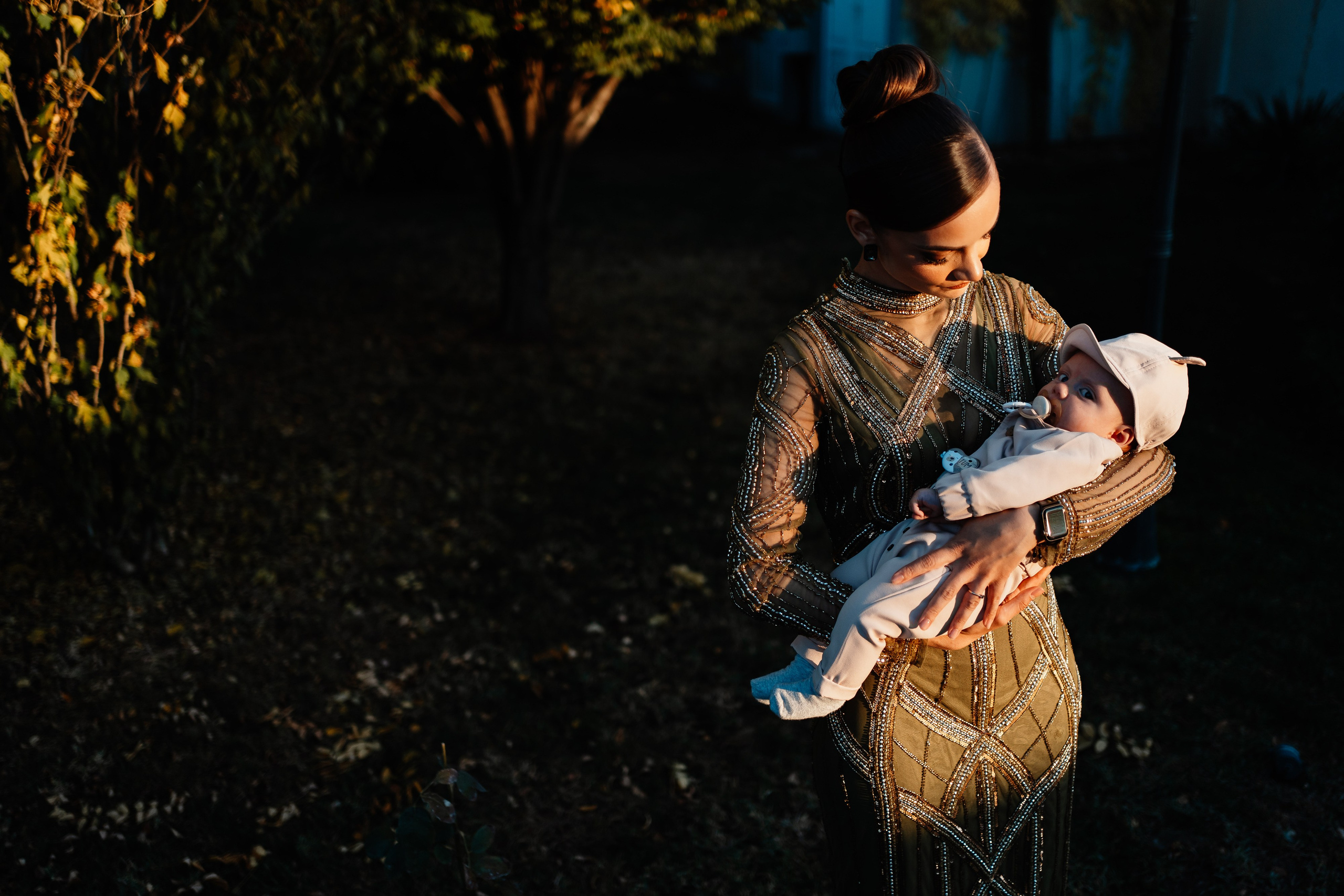 Instantaneu plin de tandrețe dintre părinți și bebeluș în ziua botezului, realizat în Craiova. Fotografie profesională de botez, capturând emoțiile autentice ale familiei într-un decor luminos și cald