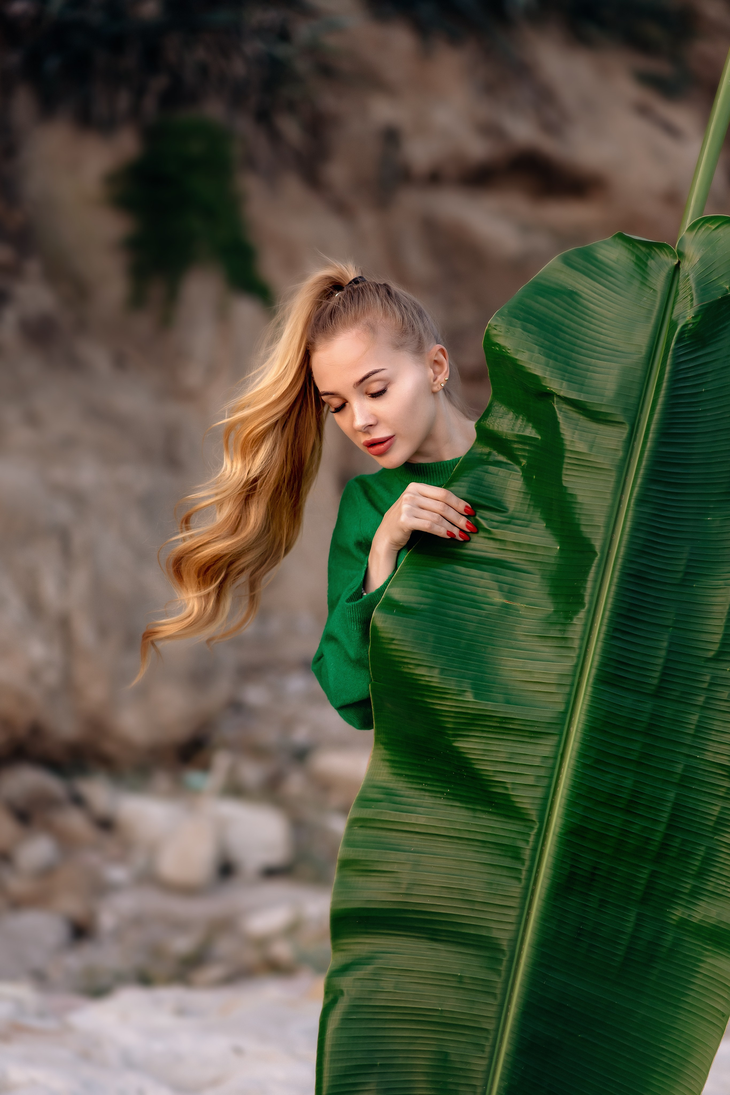 Когда хочется её раздеть, девушка за банановым листом