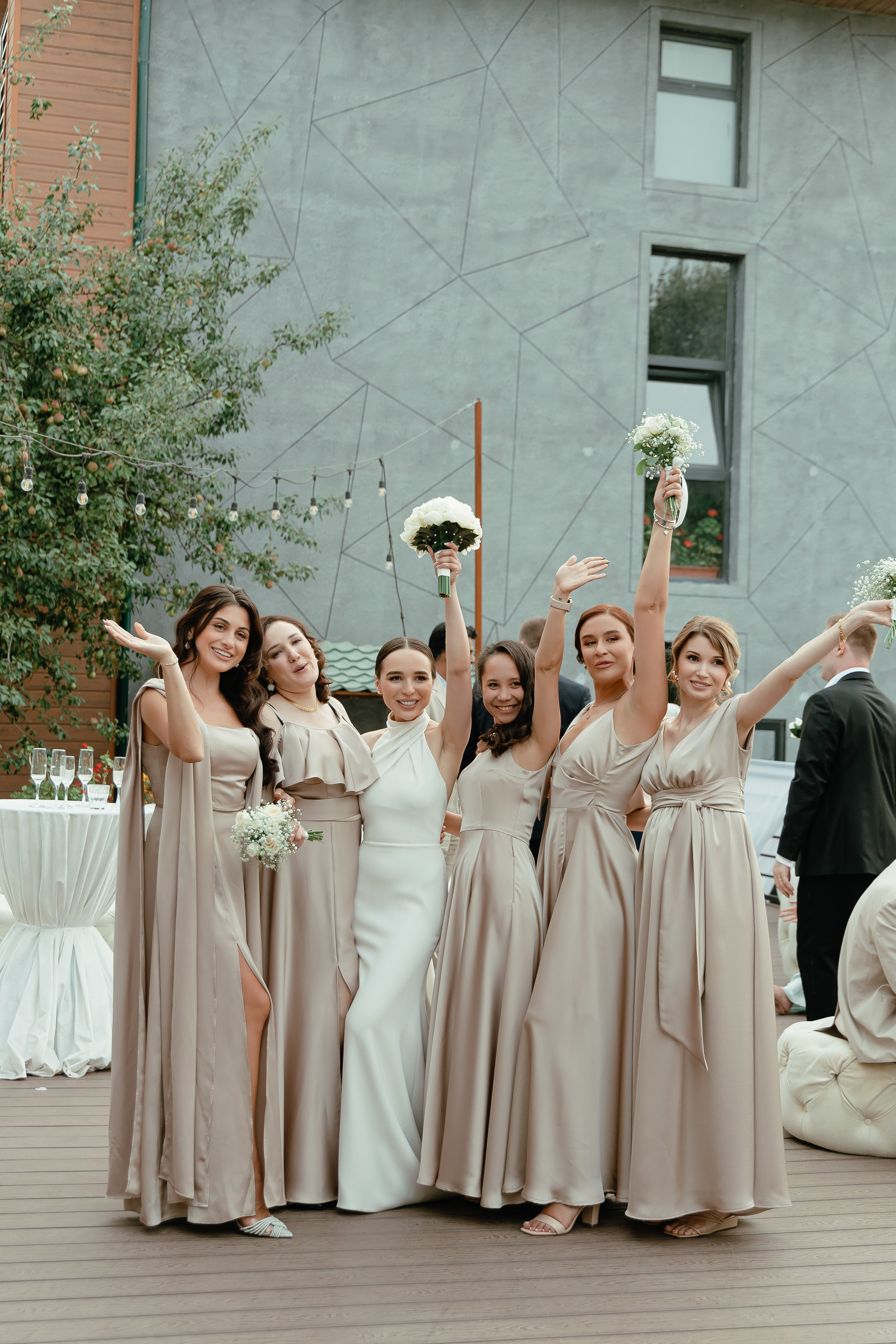 Thomas & Suyumbika. Главная