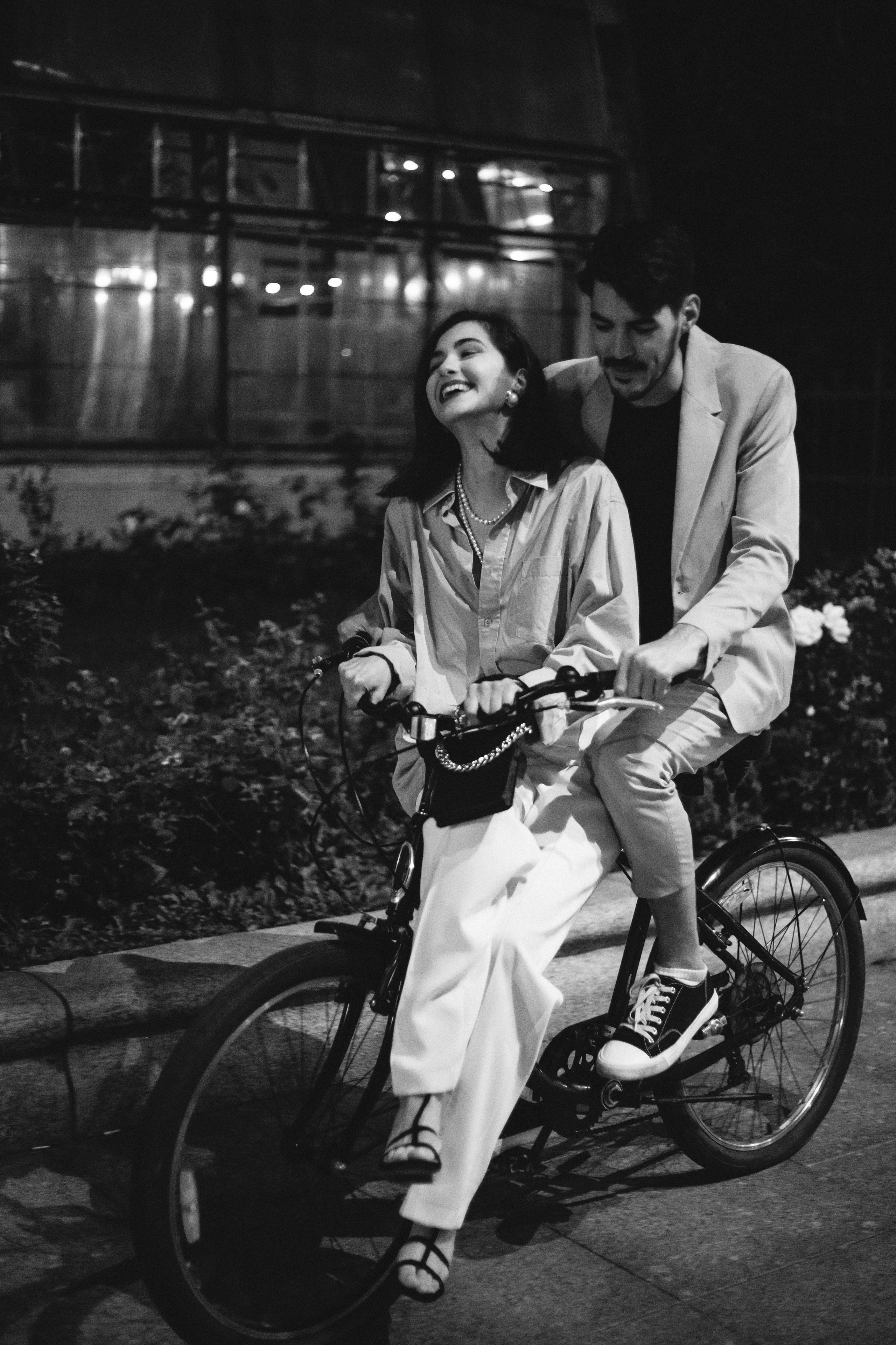 Noah & Lily: romantic city photowalk. Alice Bell — Wedding photographer in New York