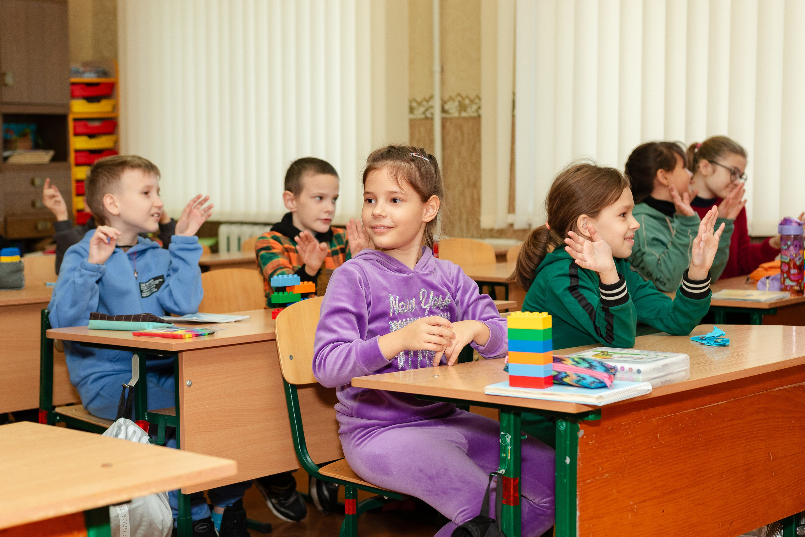 School reportage shooting indoors. Retoucher, color corrector, and photographer, I work remotely all over the world