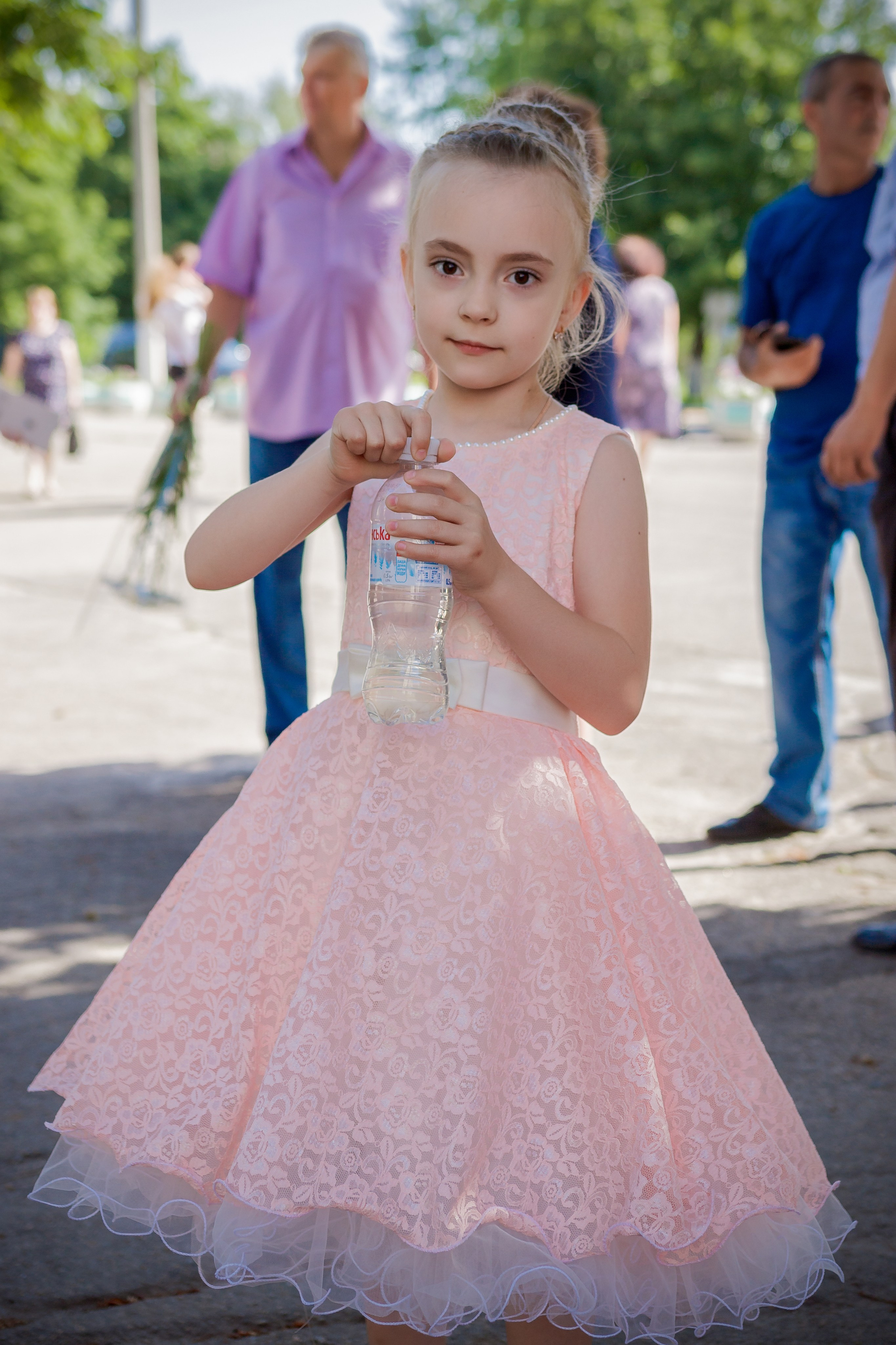 School reportage shooting outdoors with natural light. Retoucher, color corrector, and photographer, I work remotely all over the world
