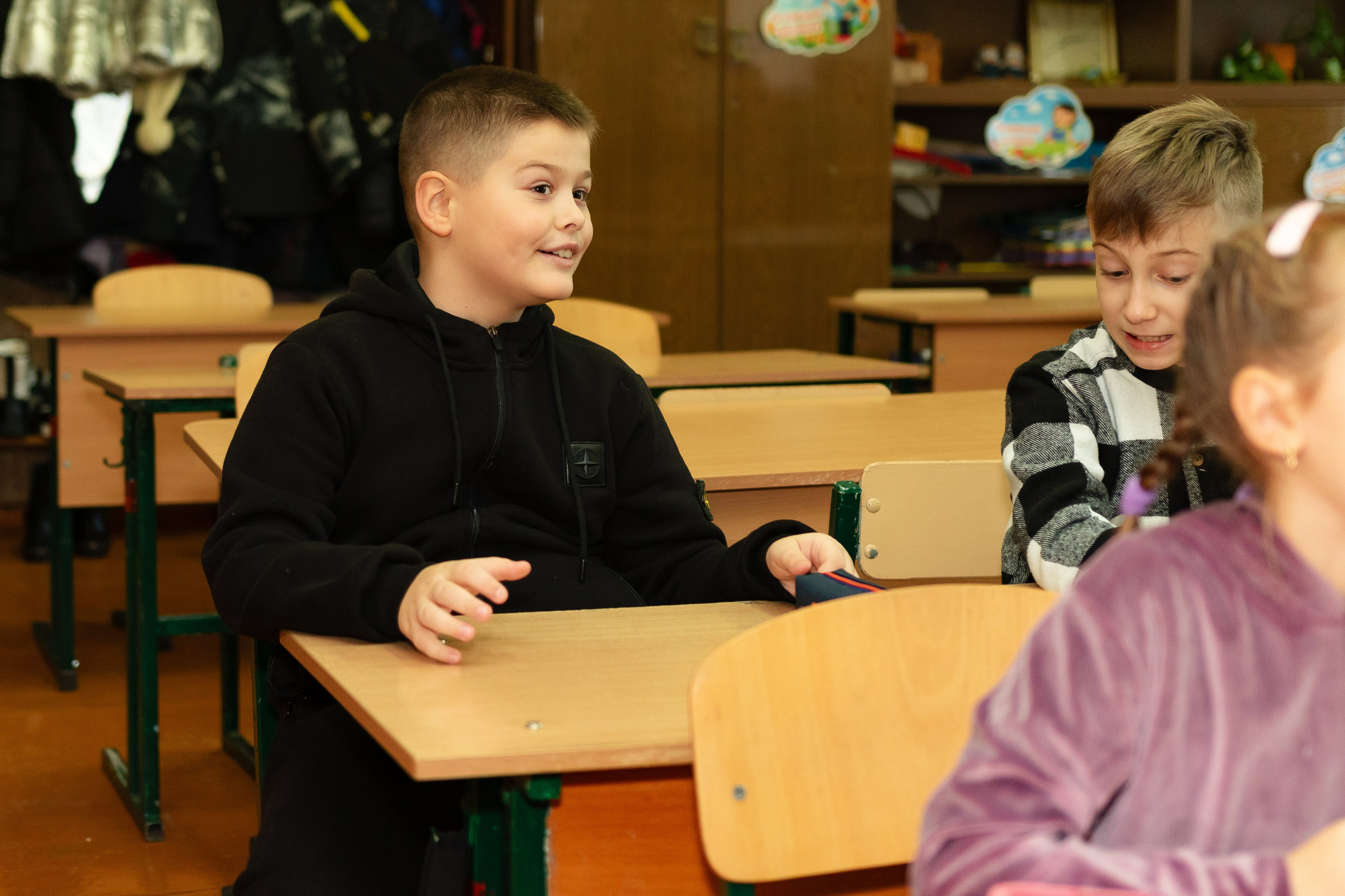 School reportage shooting indoors. Retoucher, color corrector, and photographer, I work remotely all over the world
