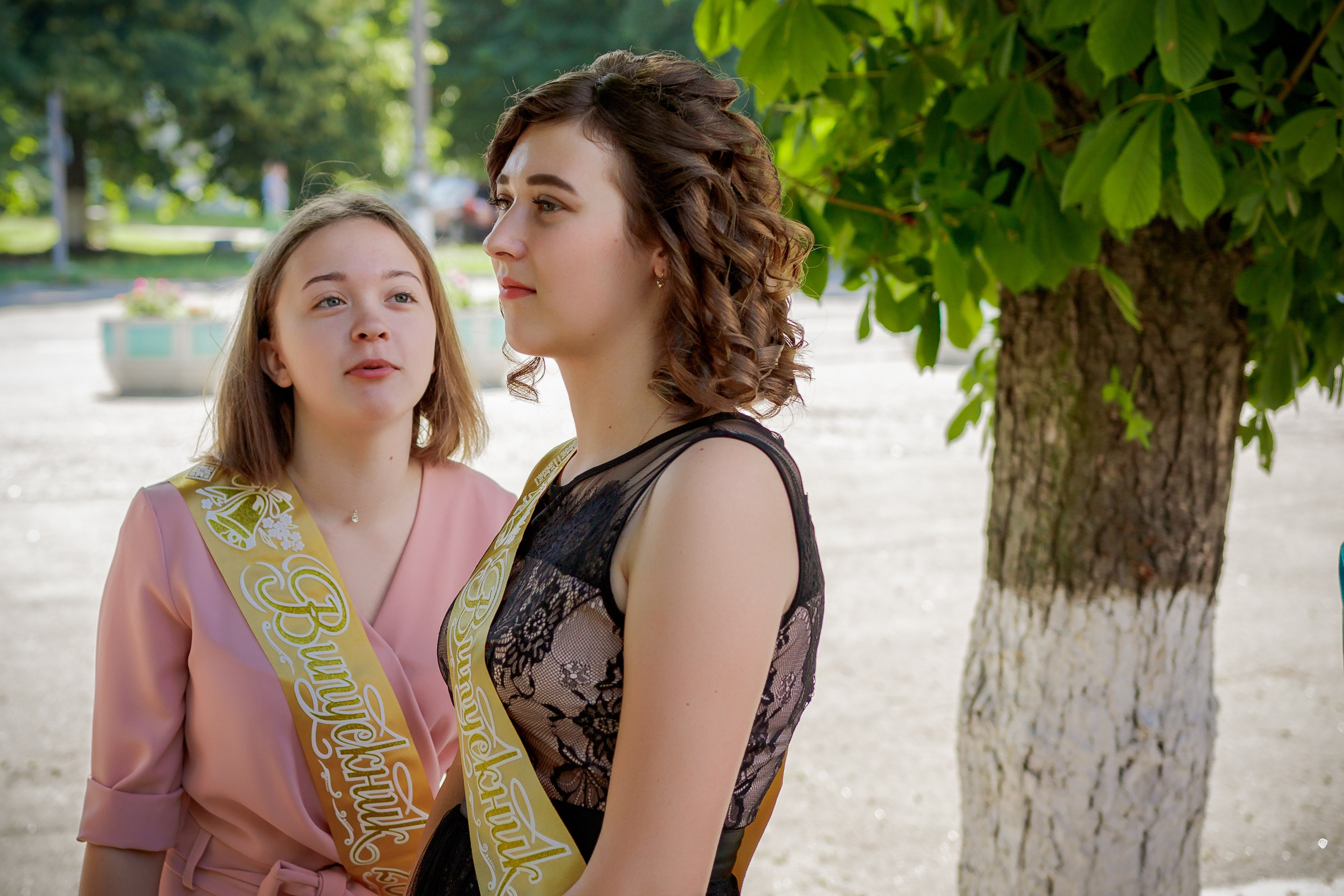 School reportage shooting outdoors with natural light. Retoucher, color corrector, and photographer, I work remotely all over the world