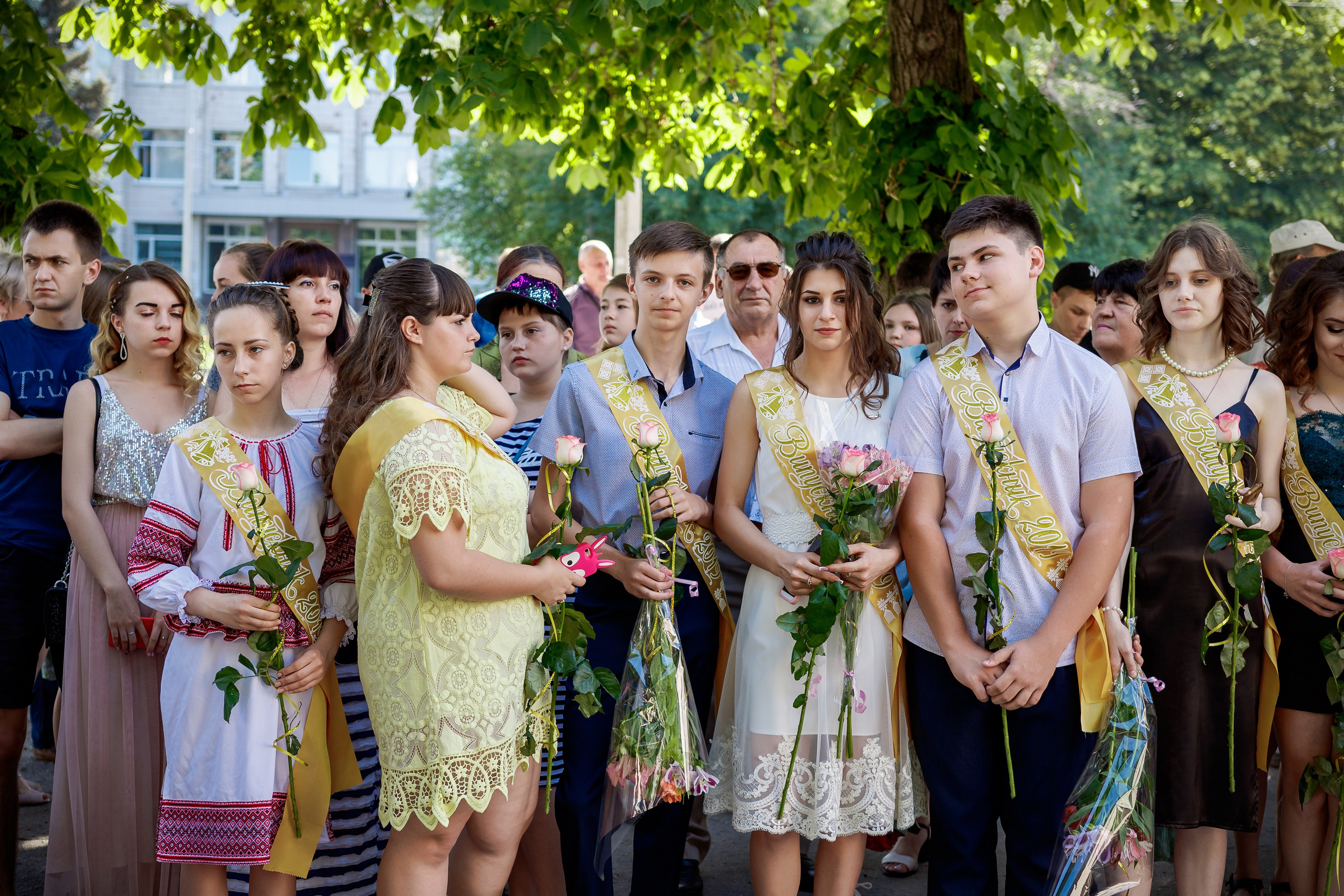 School reportage shooting outdoors with natural light. Retoucher, color corrector, and photographer, I work remotely all over the world