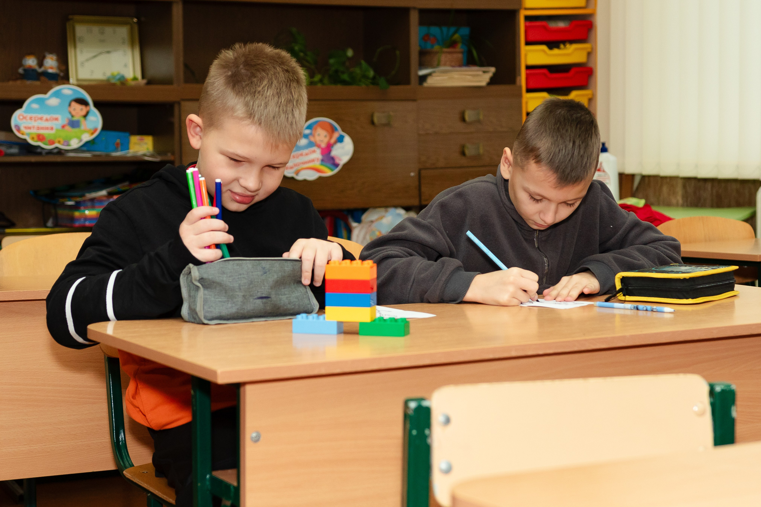 School reportage shooting indoors. Retoucher, color corrector, and photographer, I work remotely all over the world