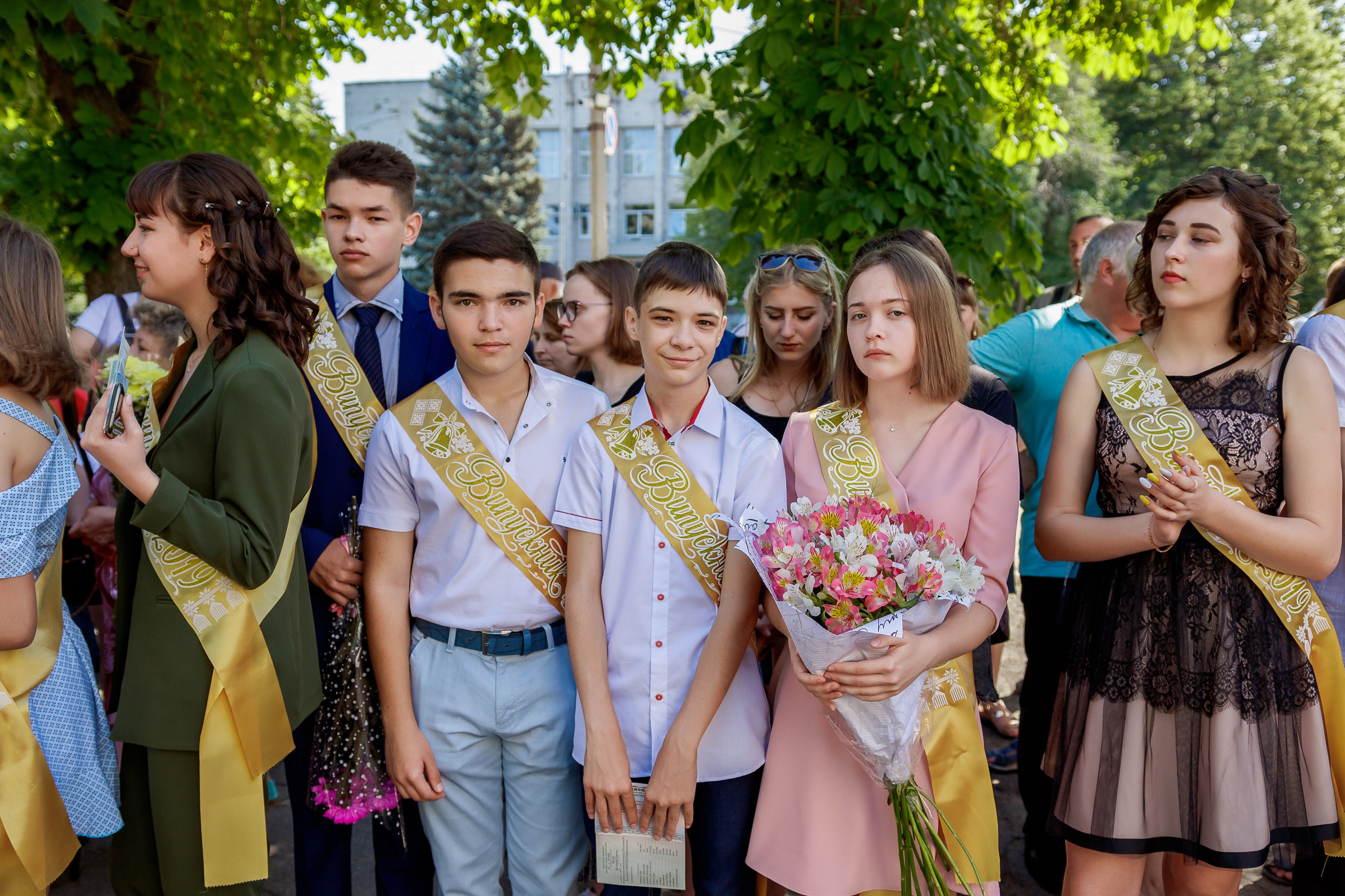School reportage shooting outdoors with natural light. Retoucher, color corrector, and photographer, I work remotely all over the world