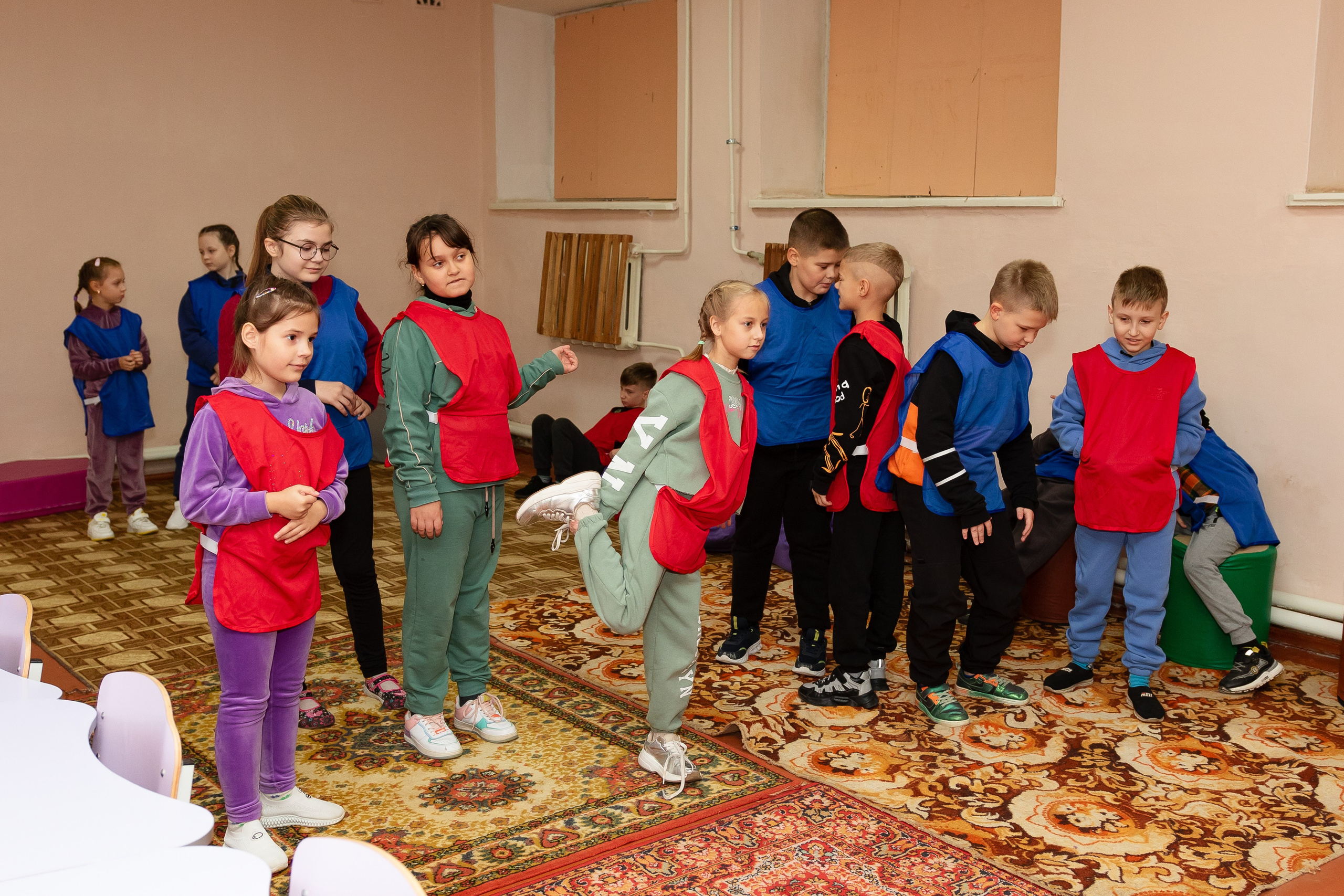School reportage shooting indoors. Retoucher, color corrector, and photographer, I work remotely all over the world
