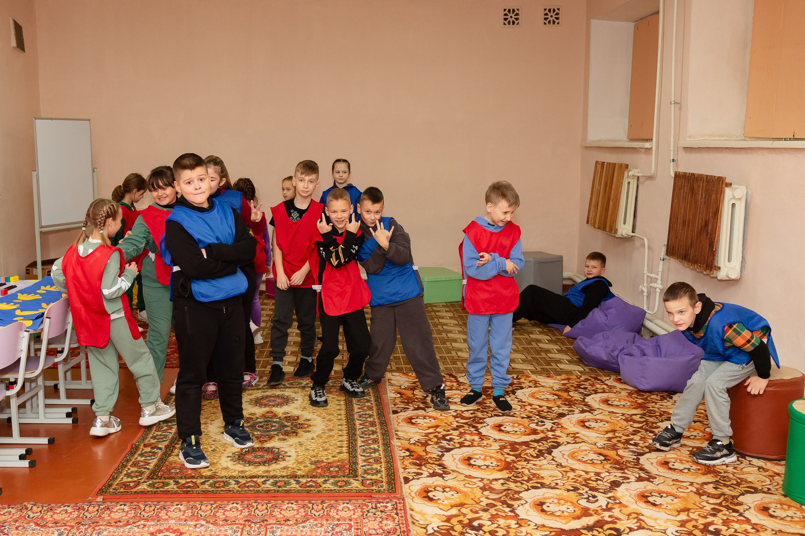 School reportage shooting indoors. Retoucher, color corrector, and photographer, I work remotely all over the world