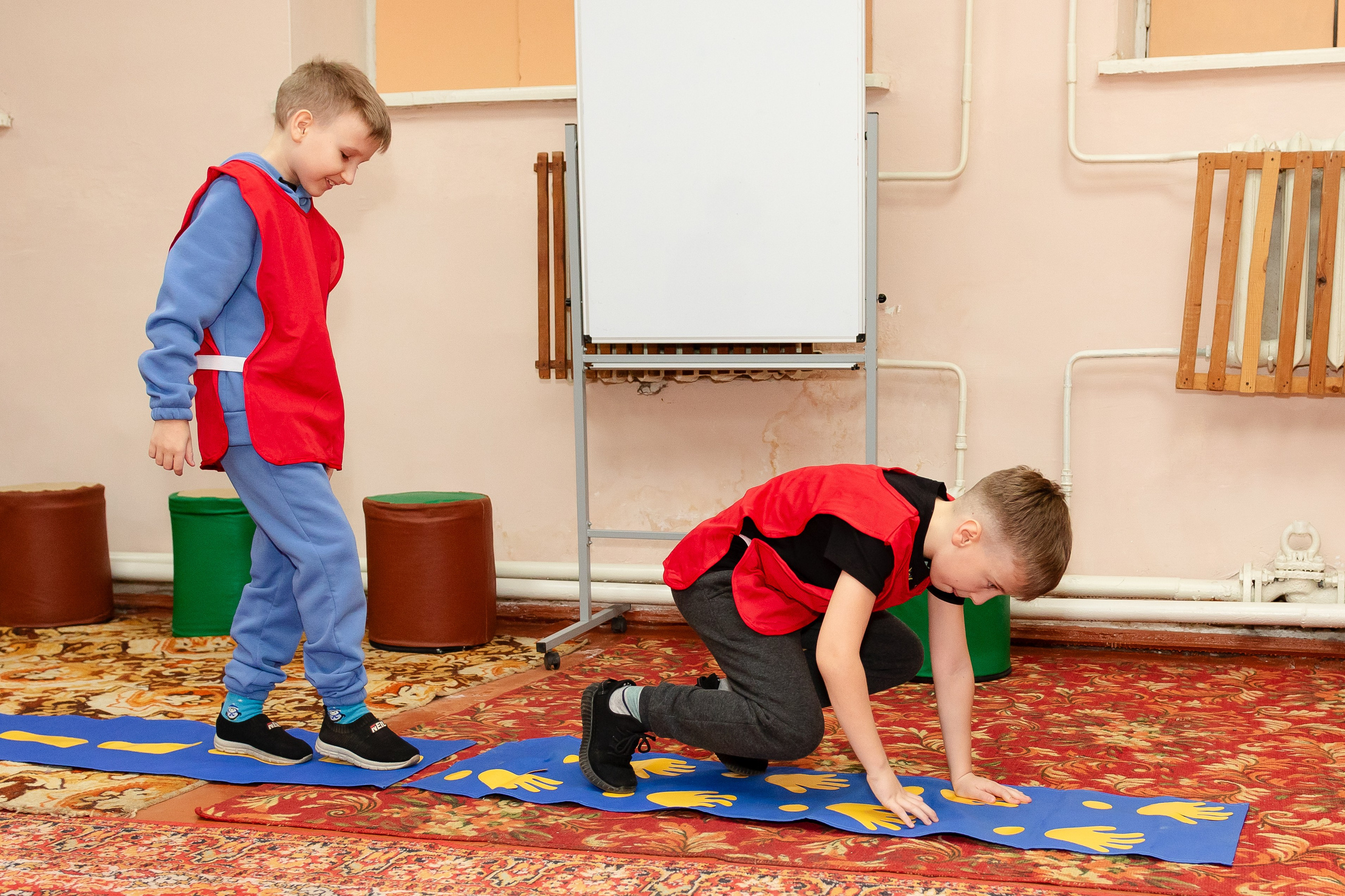 School reportage shooting indoors. Retoucher, color corrector, and photographer, I work remotely all over the world