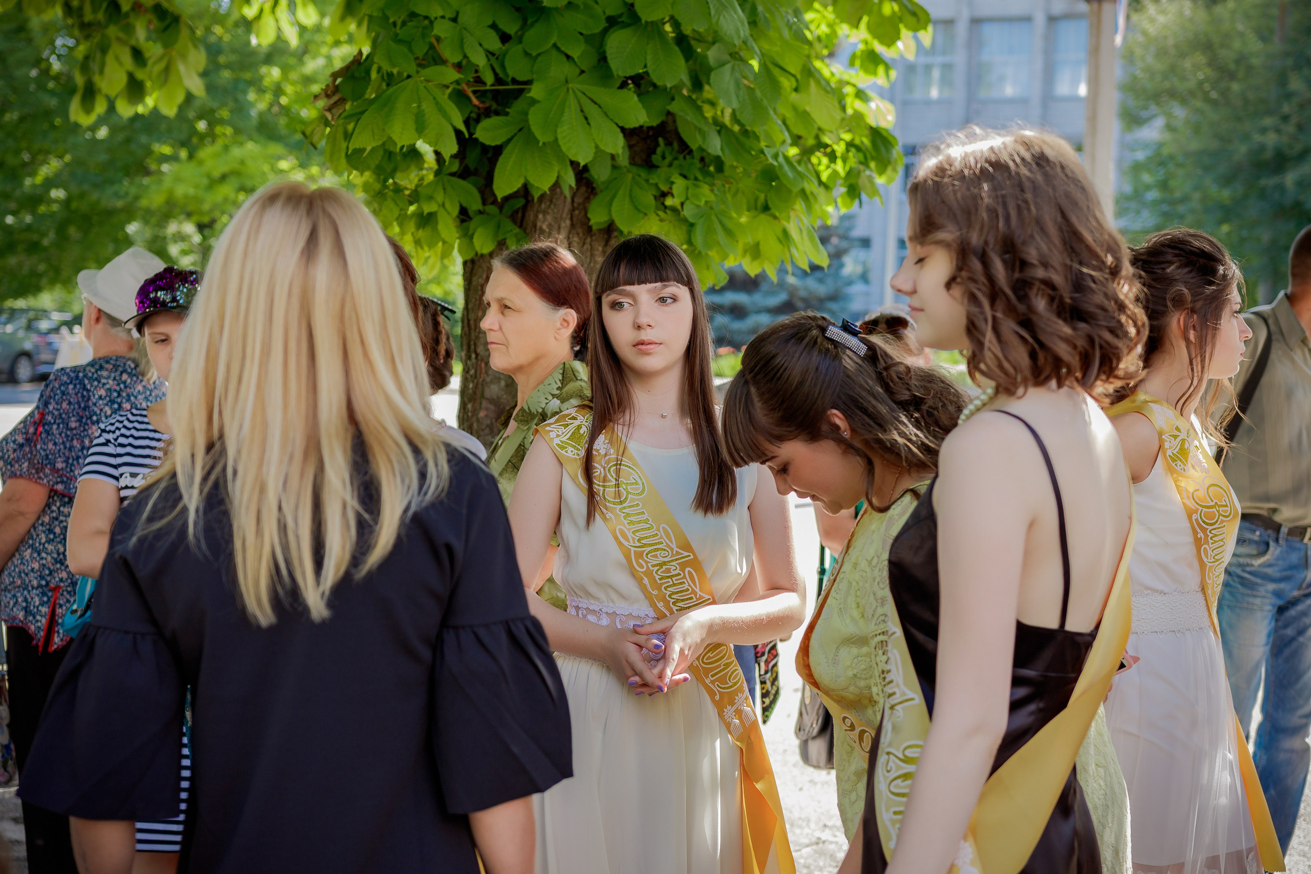 School reportage shooting outdoors with natural light. Retoucher, color corrector, and photographer, I work remotely all over the world