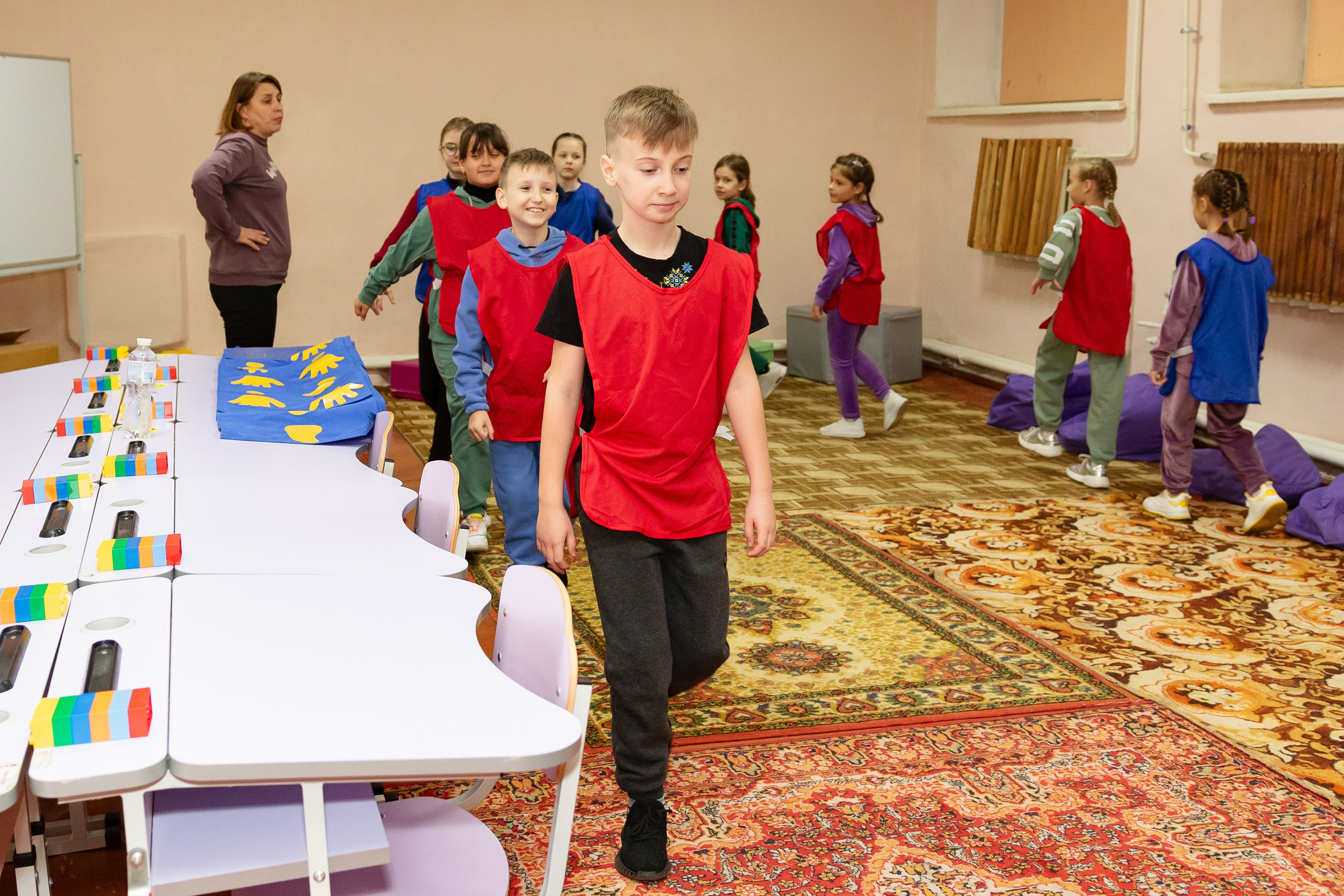 School reportage shooting indoors. Retoucher, color corrector, and photographer, I work remotely all over the world