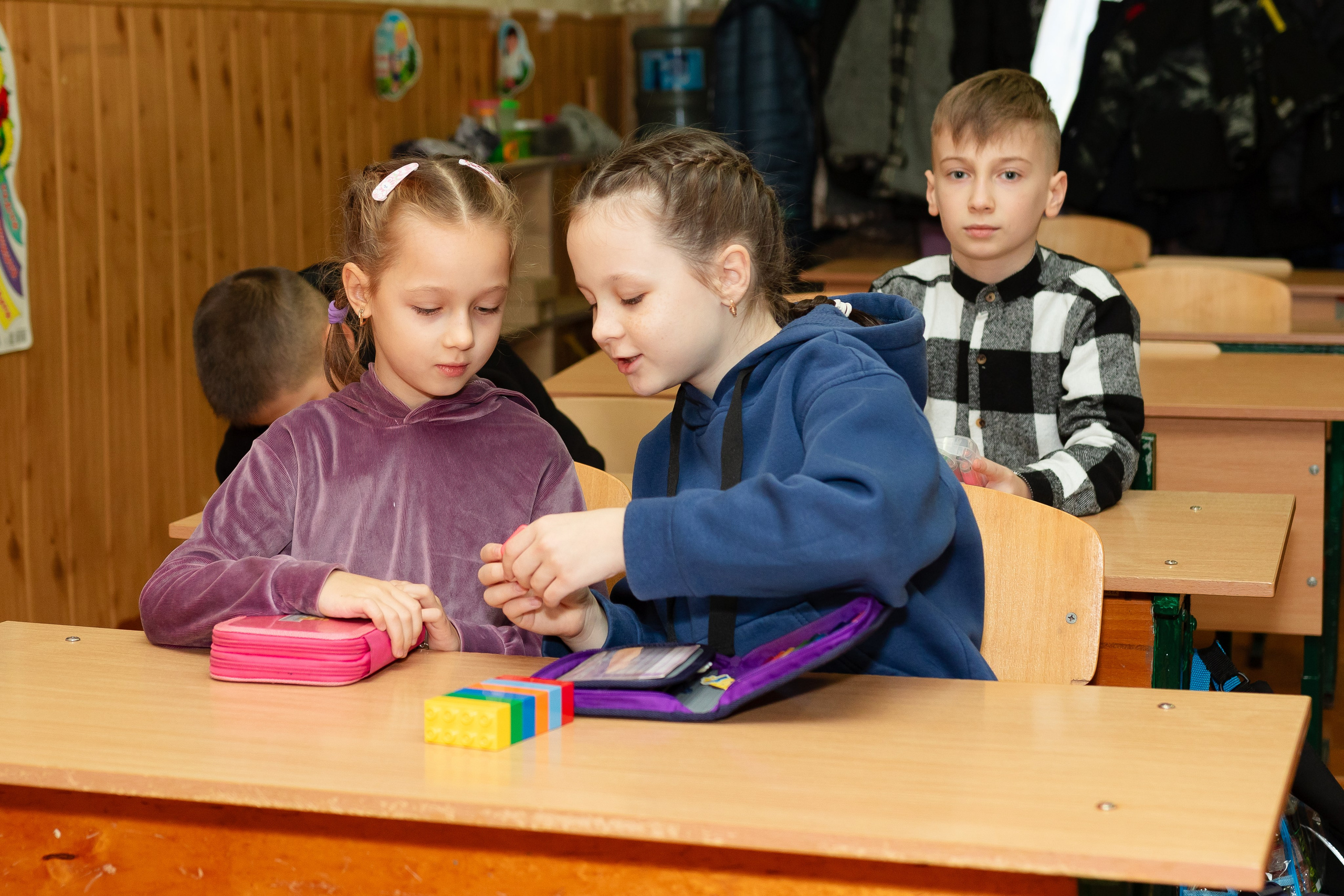 School reportage shooting indoors. Retoucher, color corrector, and photographer, I work remotely all over the world