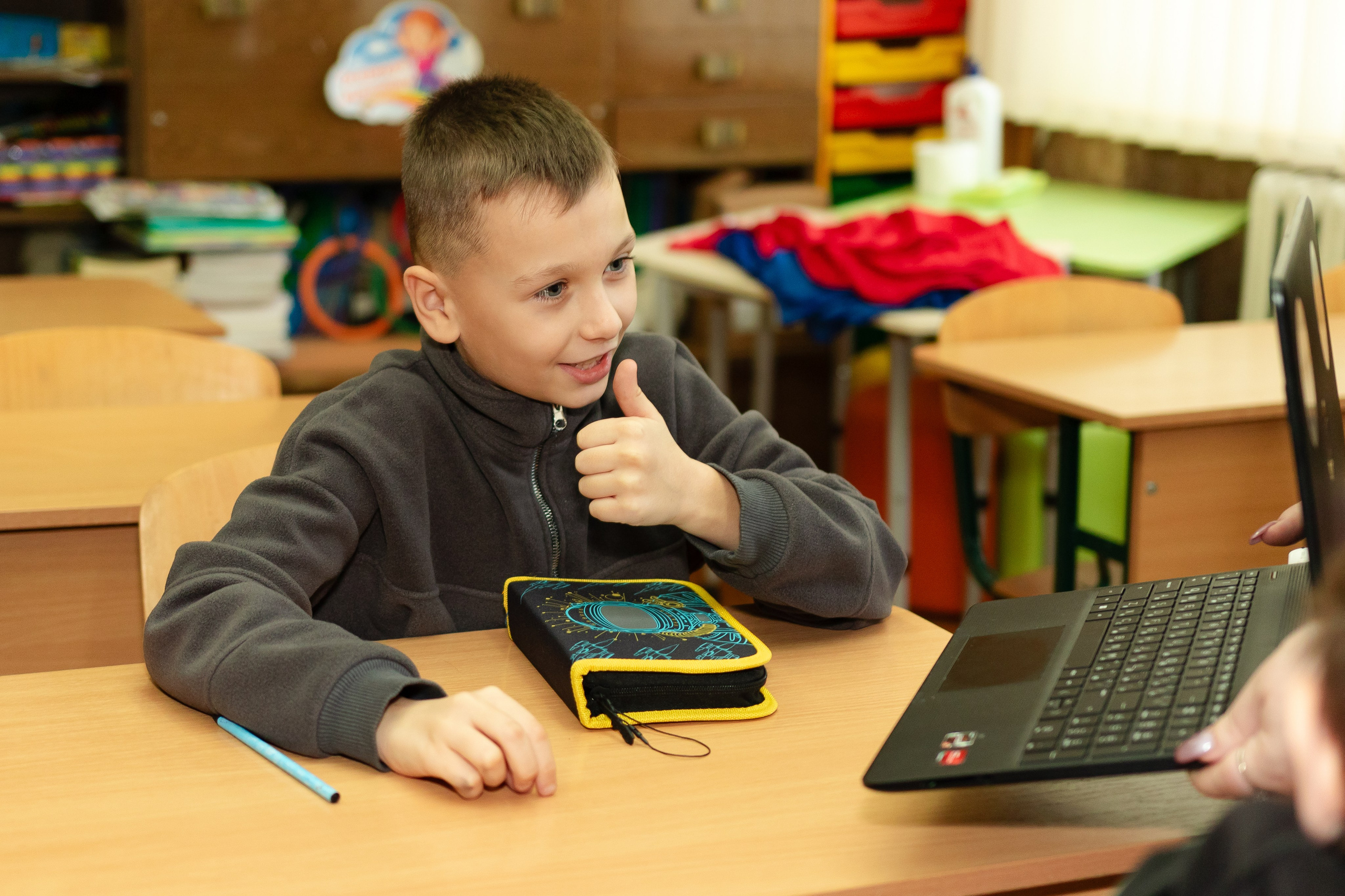 School reportage shooting indoors. Retoucher, color corrector, and photographer, I work remotely all over the world