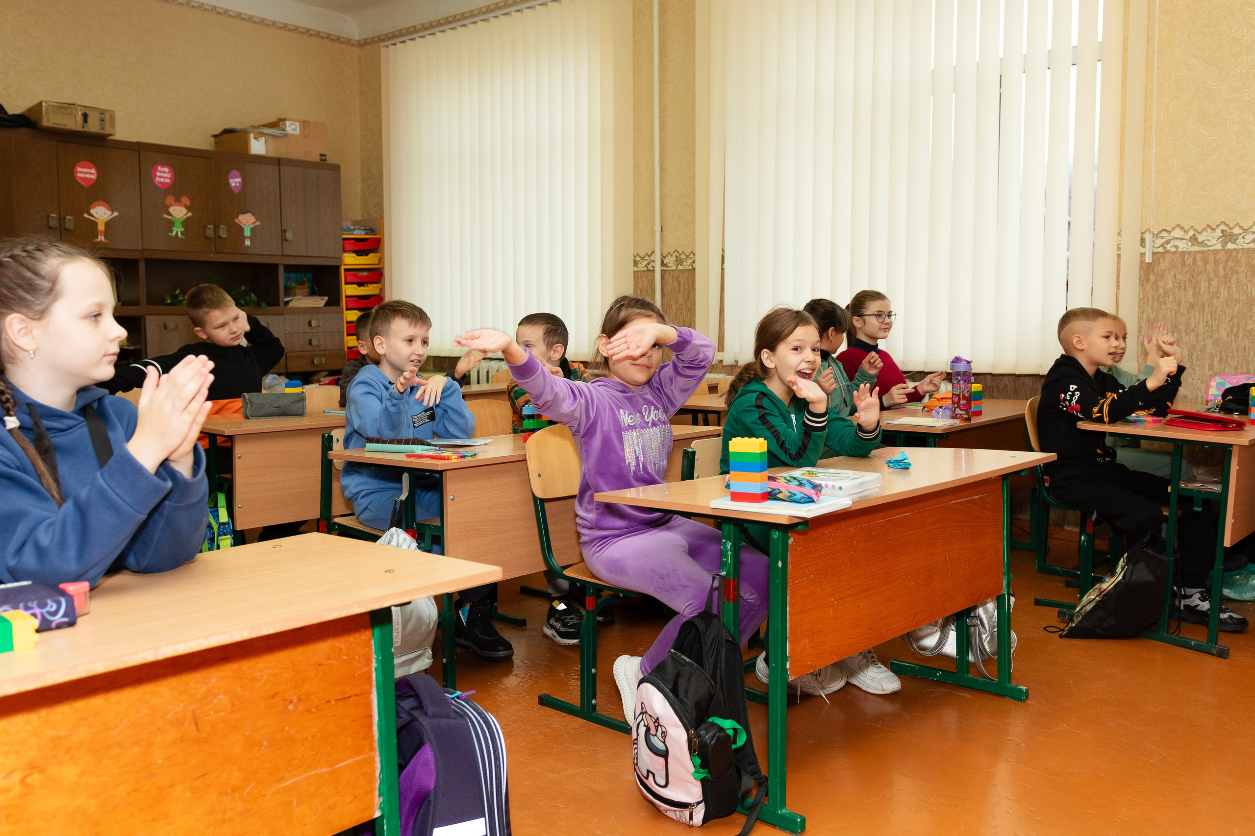 School reportage shooting indoors. Retoucher, color corrector, and photographer, I work remotely all over the world