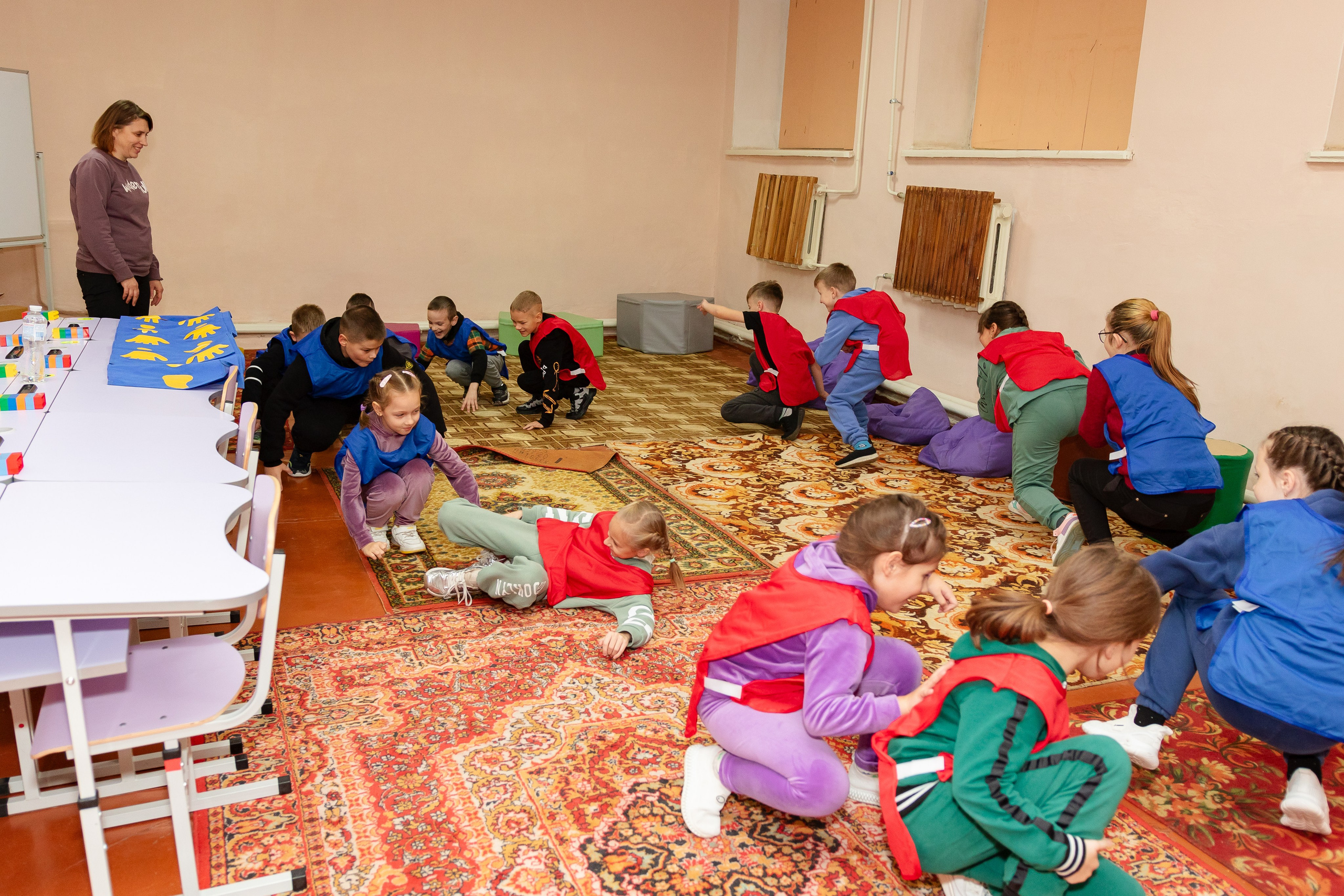 School reportage shooting indoors. Retoucher, color corrector, and photographer, I work remotely all over the world