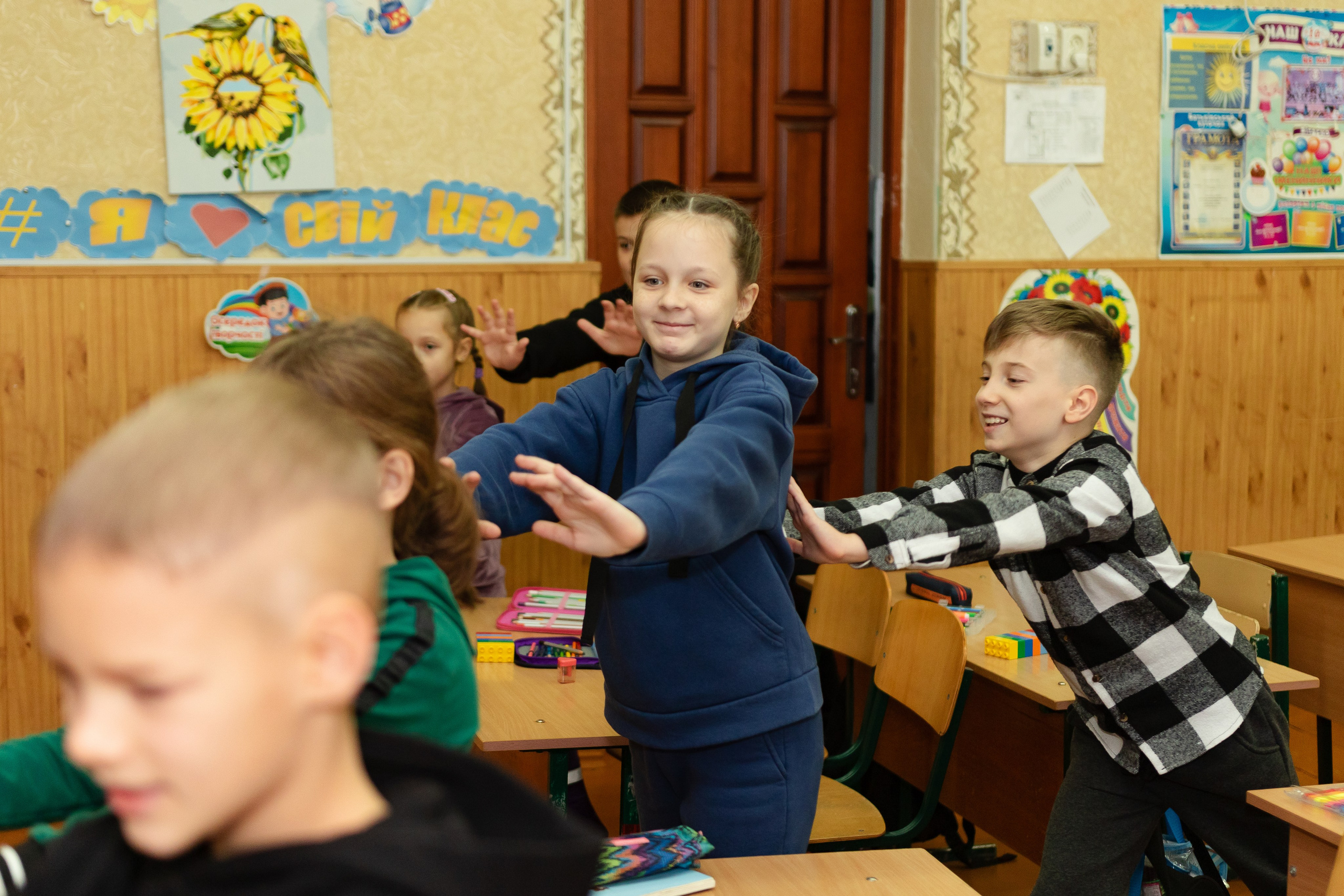 School reportage shooting indoors. Retoucher, color corrector, and photographer, I work remotely all over the world