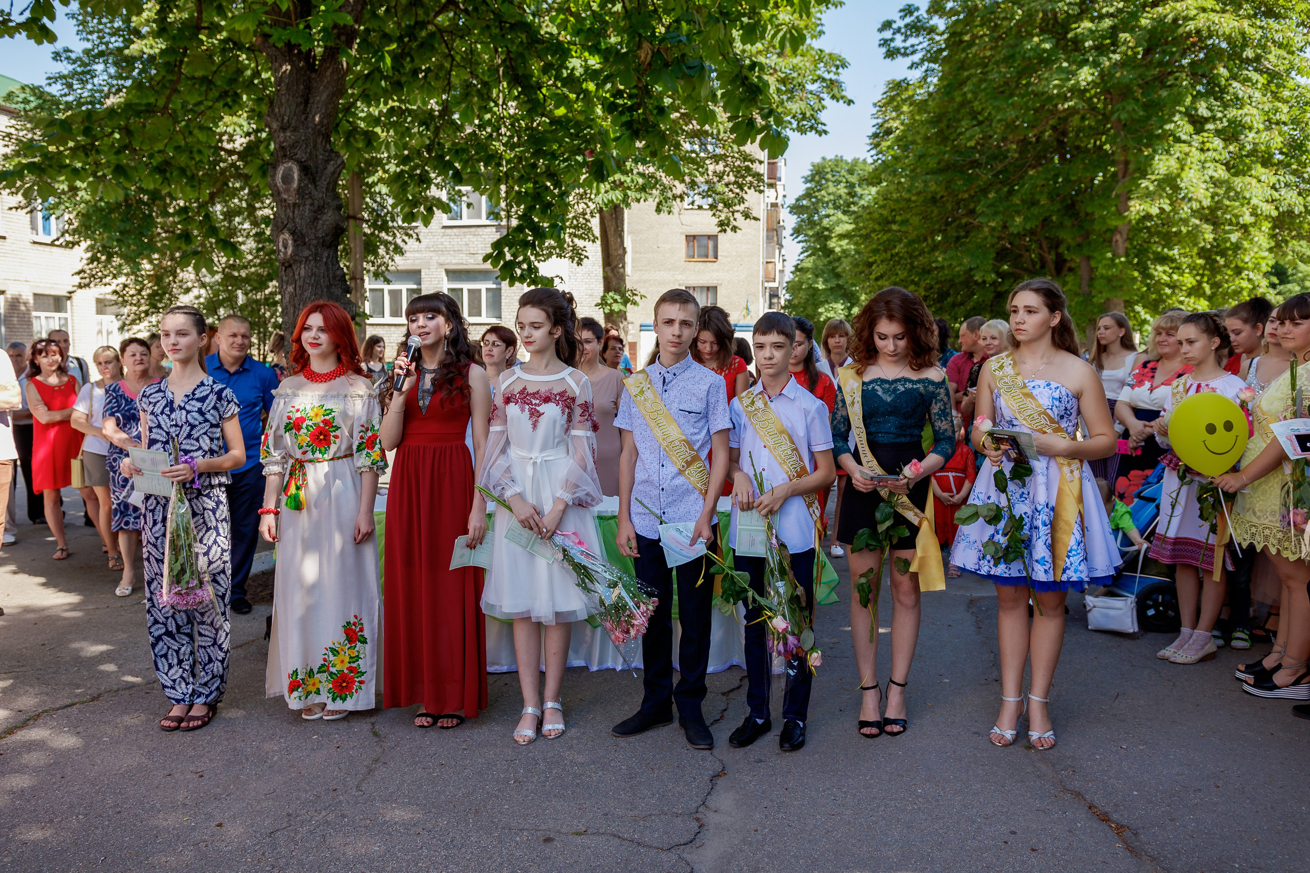 School reportage shooting outdoors with natural light. Retoucher, color corrector, and photographer, I work remotely all over the world