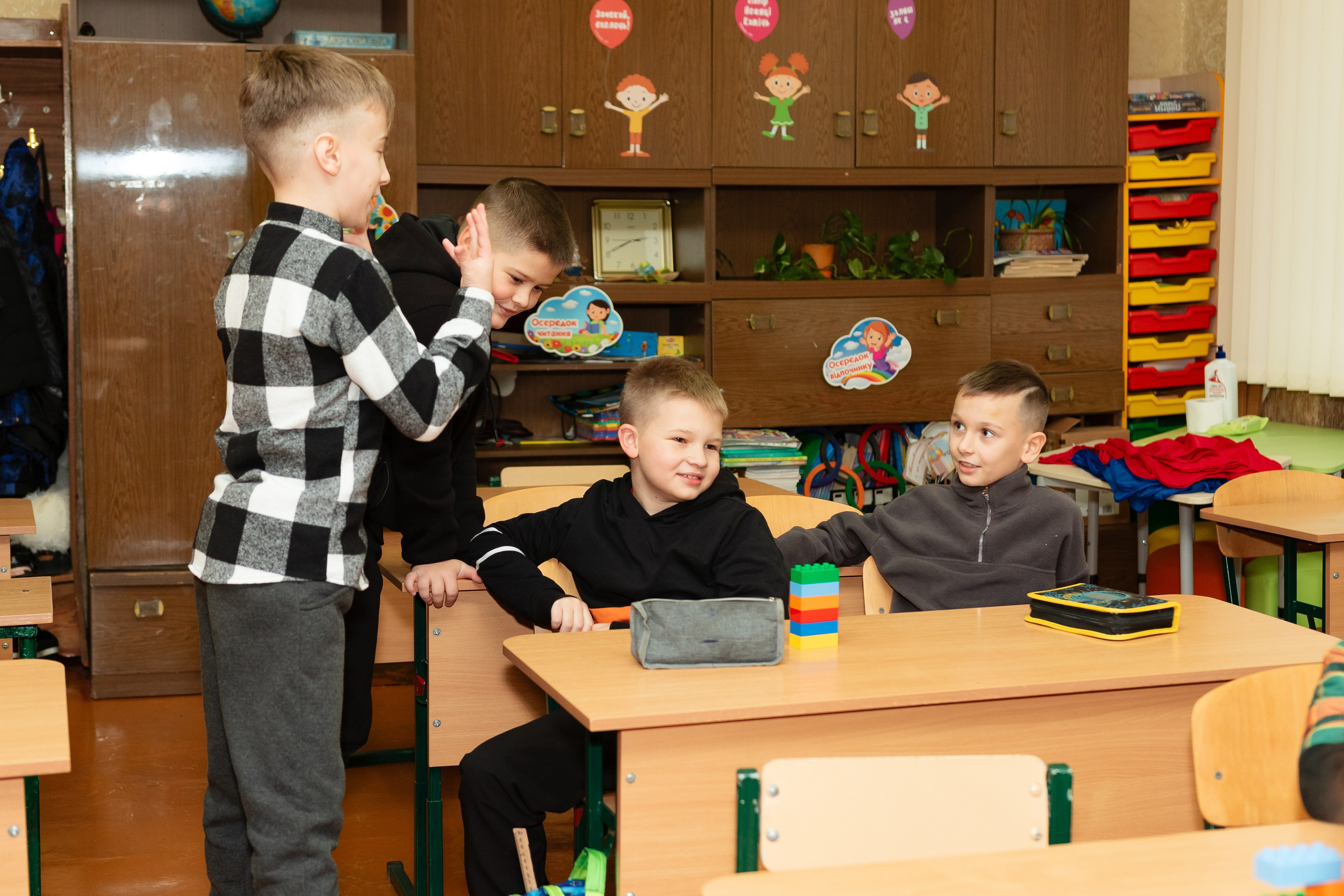 School reportage shooting indoors. Retoucher, color corrector, and photographer, I work remotely all over the world
