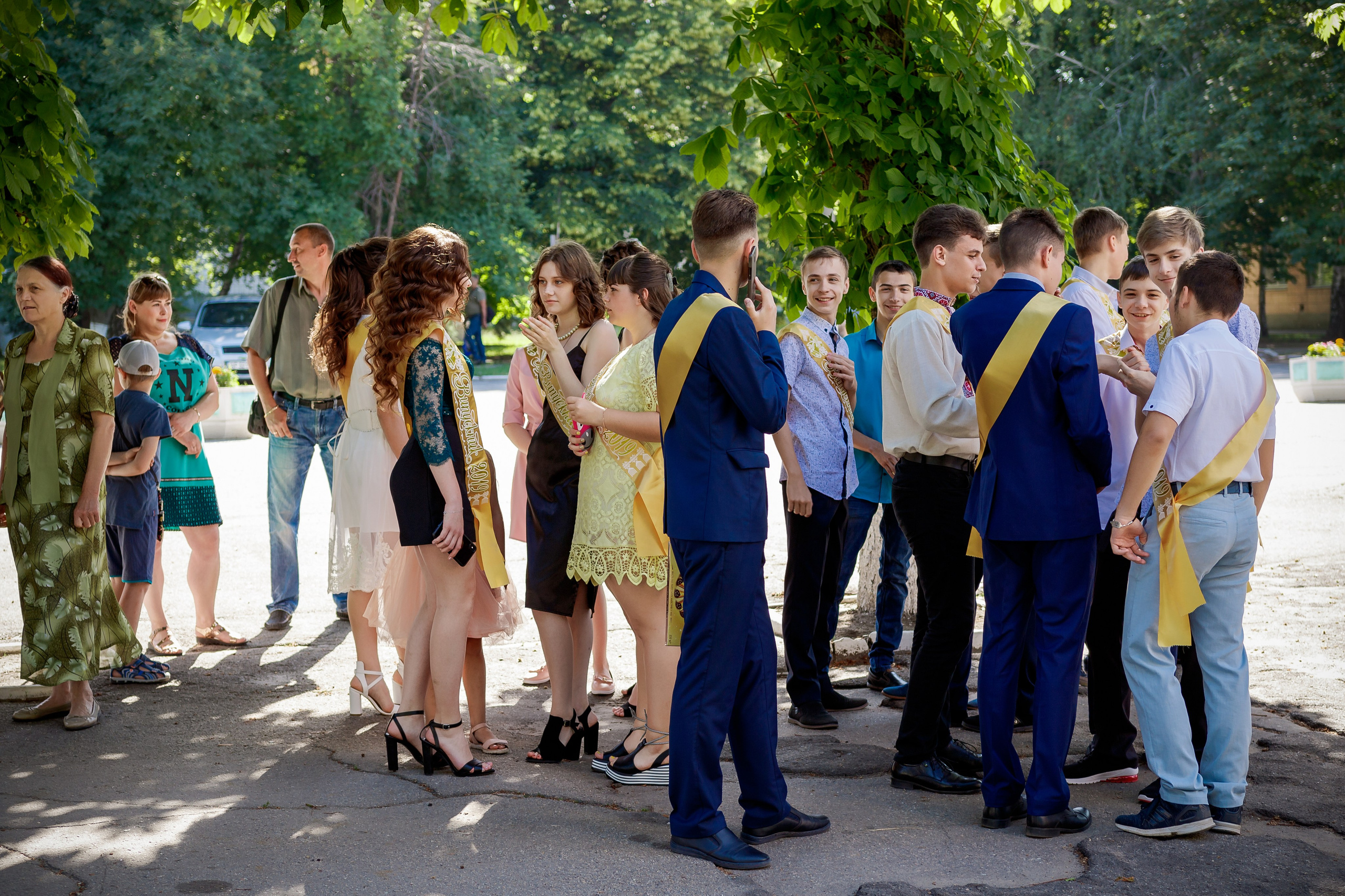 School reportage shooting outdoors with natural light. Retoucher, color corrector, and photographer, I work remotely all over the world