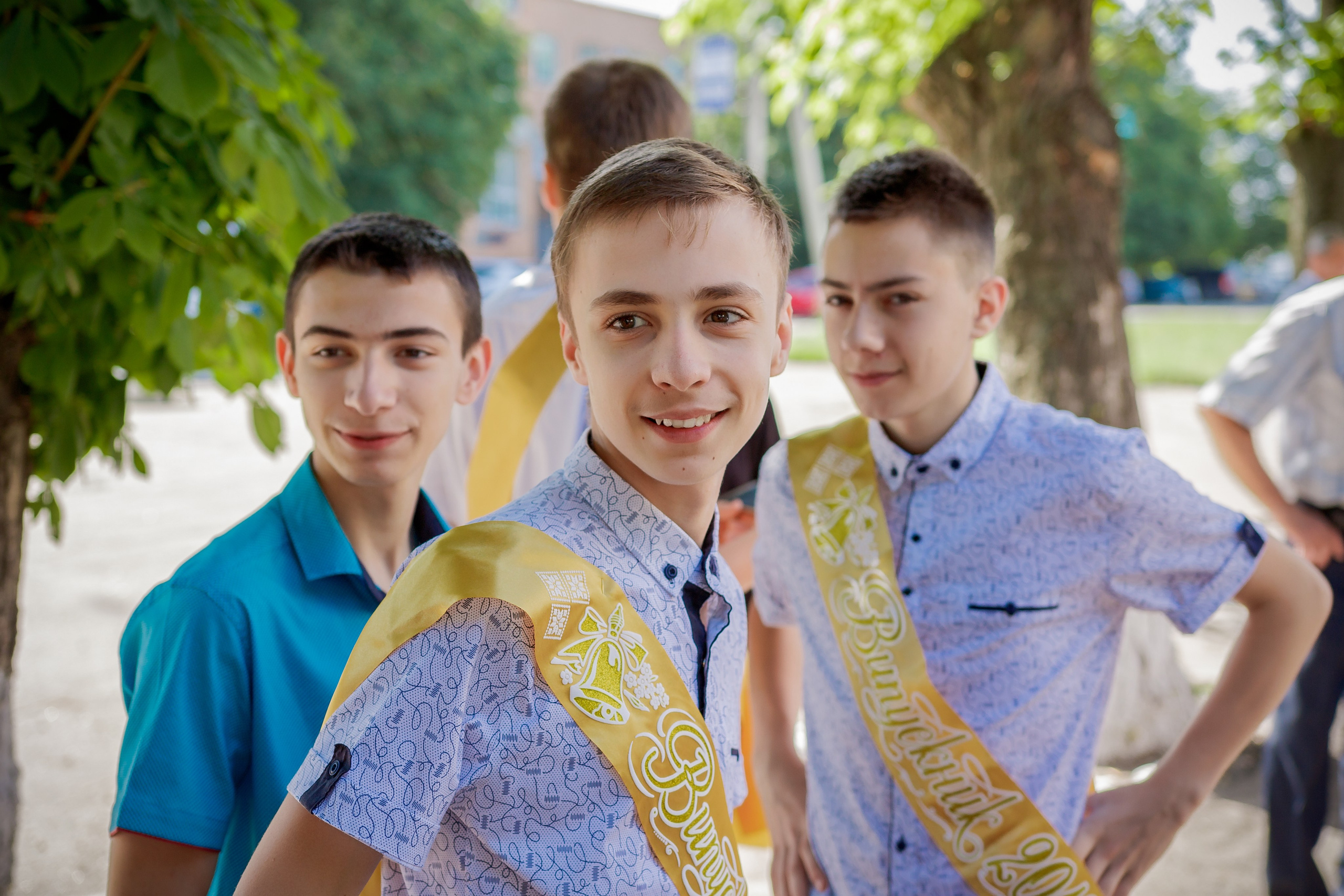 School reportage shooting outdoors with natural light. Retoucher, color corrector, and photographer, I work remotely all over the world