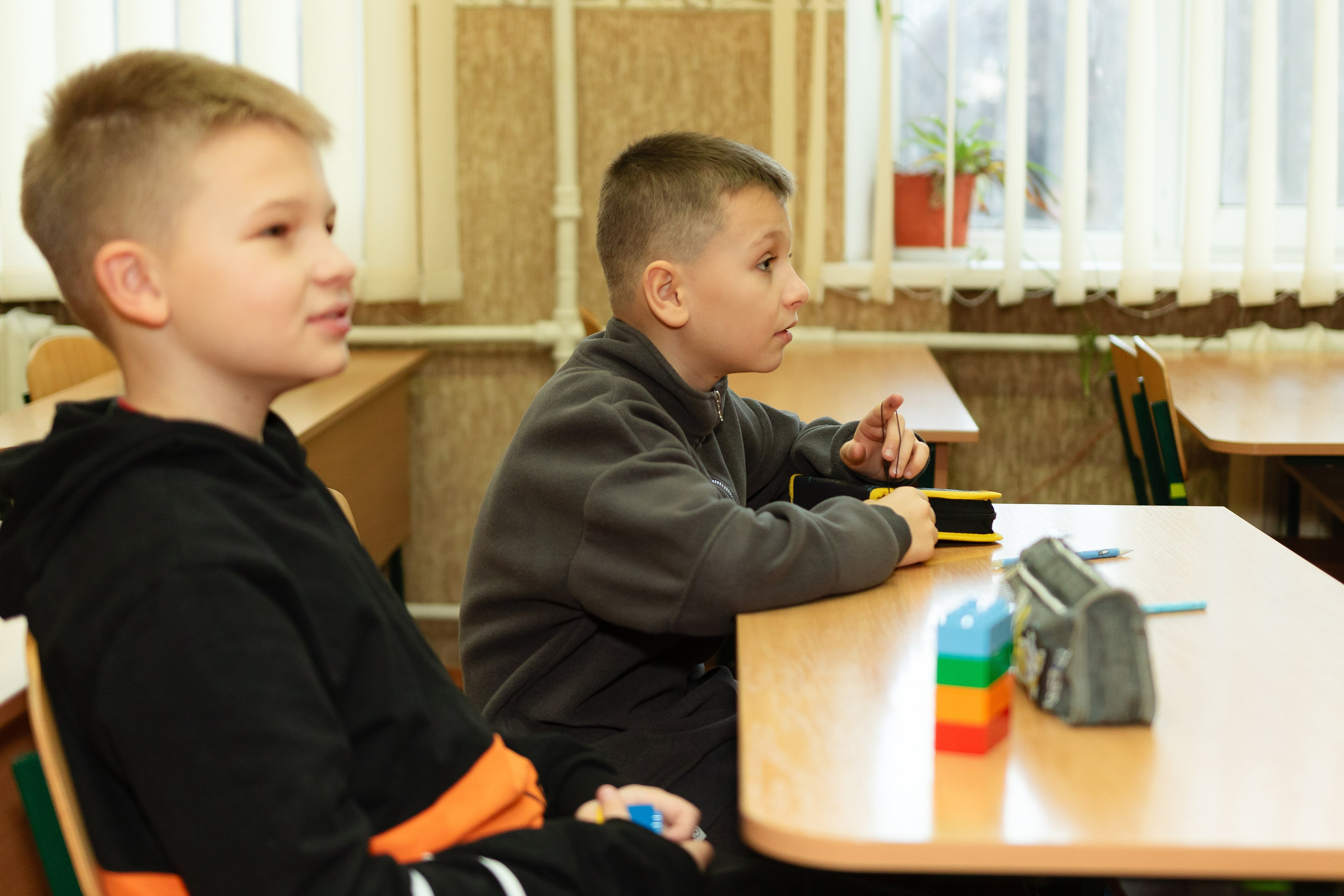 School reportage shooting indoors. Retoucher, color corrector, and photographer, I work remotely all over the world