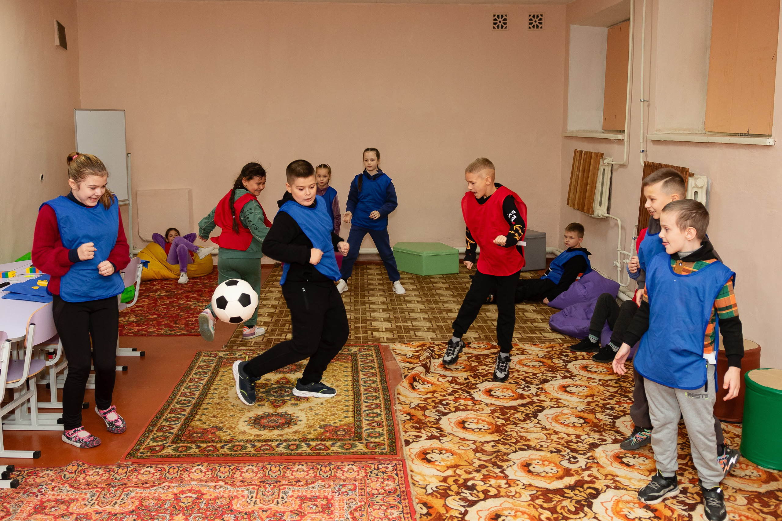 School reportage shooting indoors. Retoucher, color corrector, and photographer, I work remotely all over the world