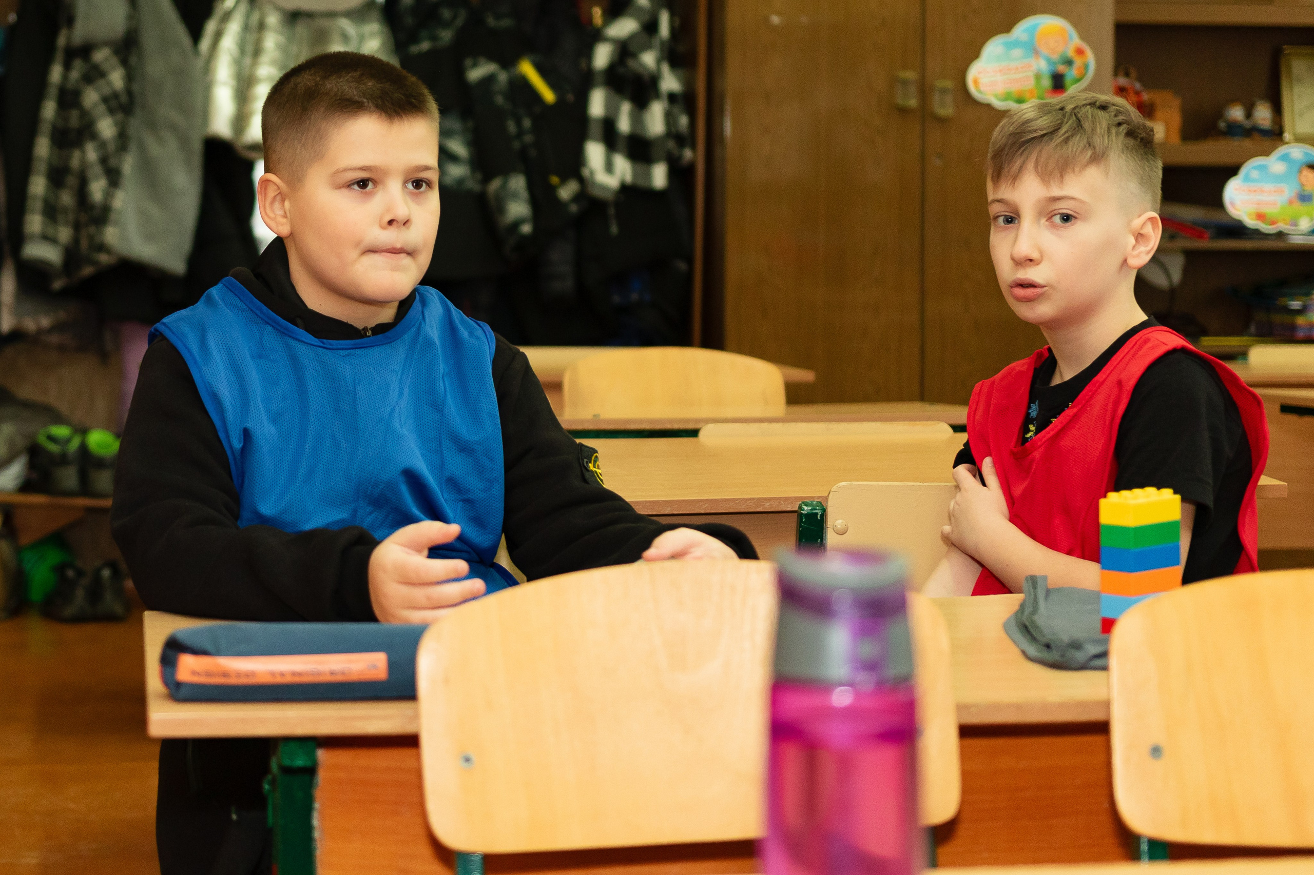 School reportage shooting indoors. Retoucher, color corrector, and photographer, I work remotely all over the world