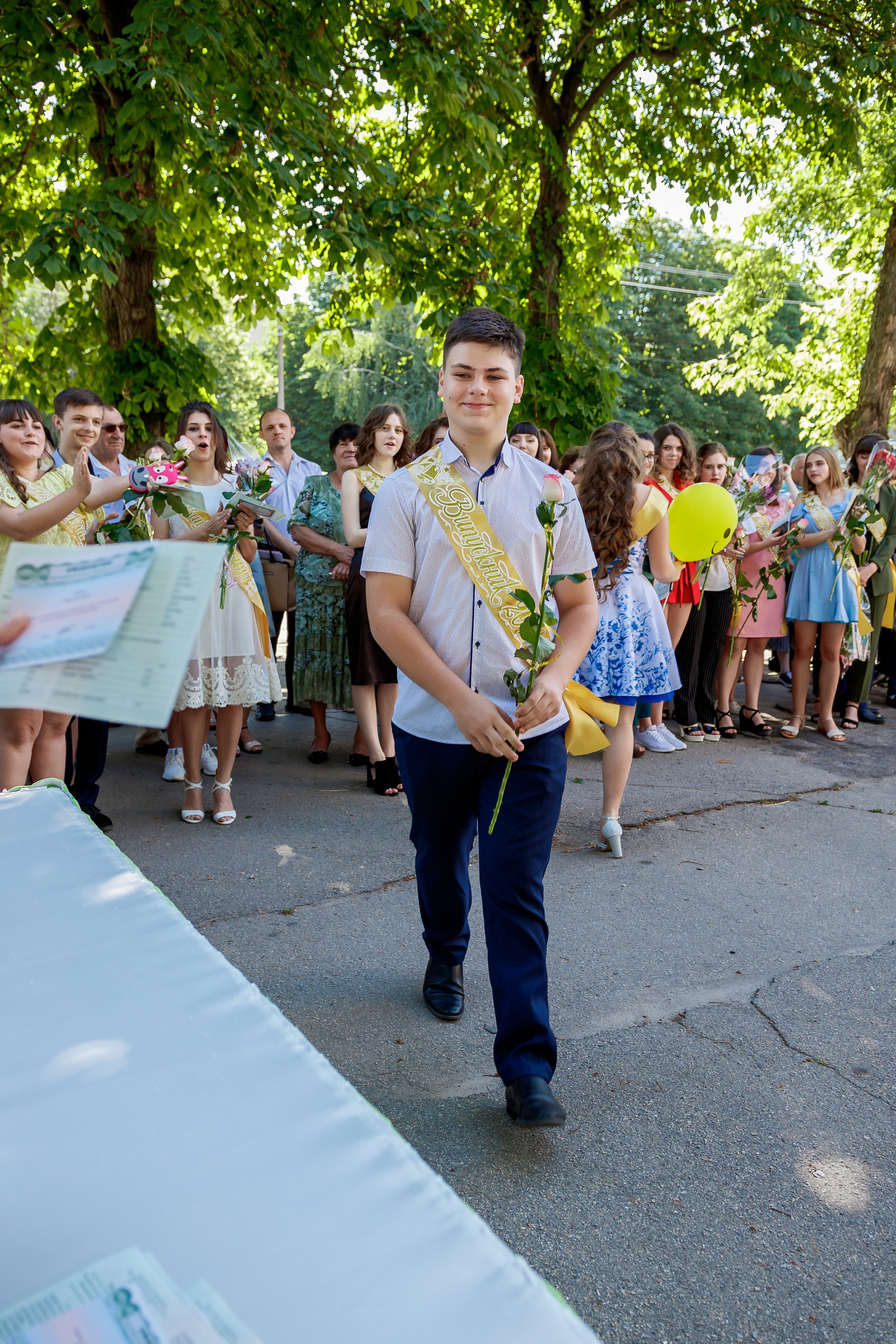 School reportage shooting outdoors with natural light. Retoucher, color corrector, and photographer, I work remotely all over the world