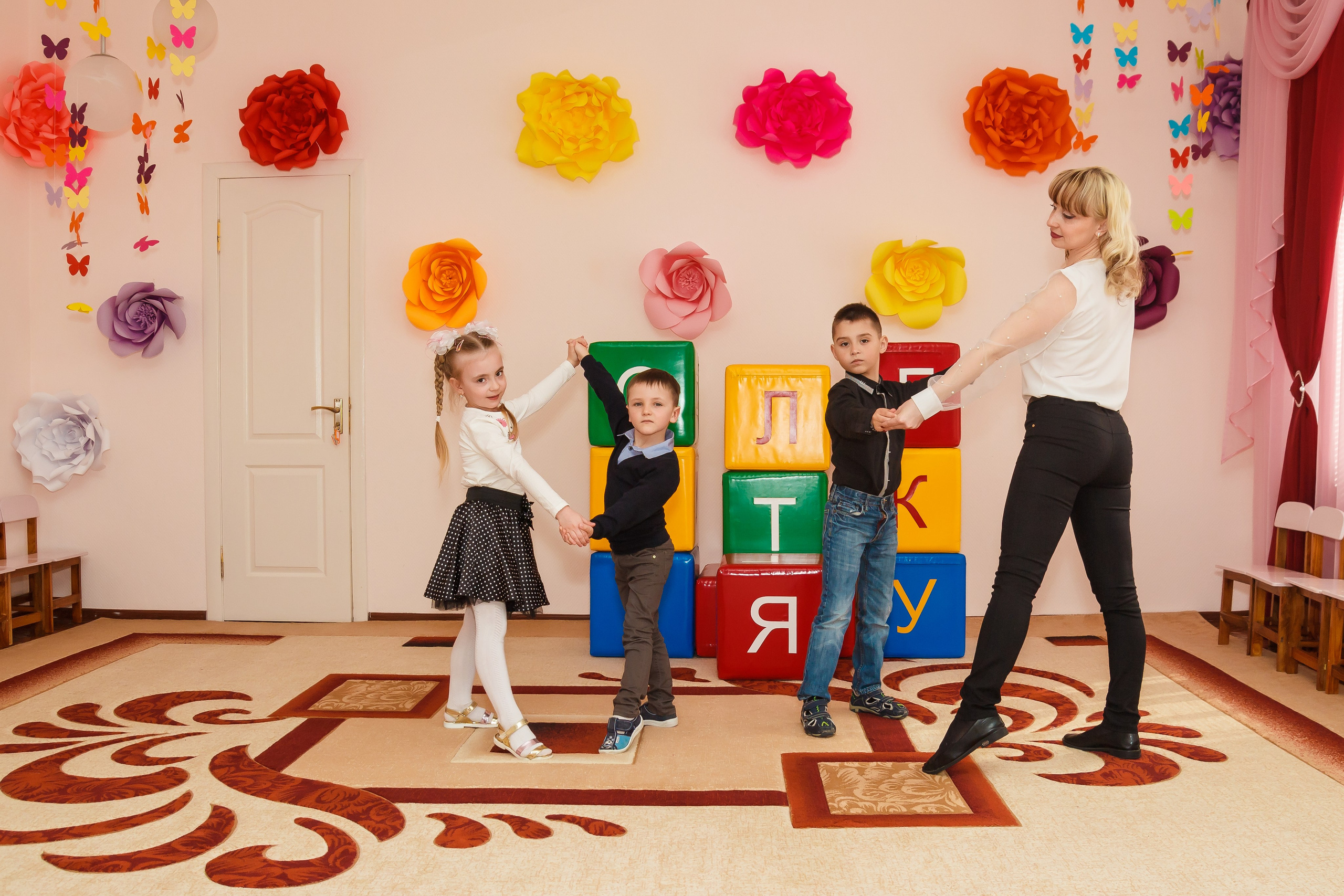 One day in the life of a kindergarten (staged filming). Retoucher, color corrector, and photographer, I work remotely all over the world