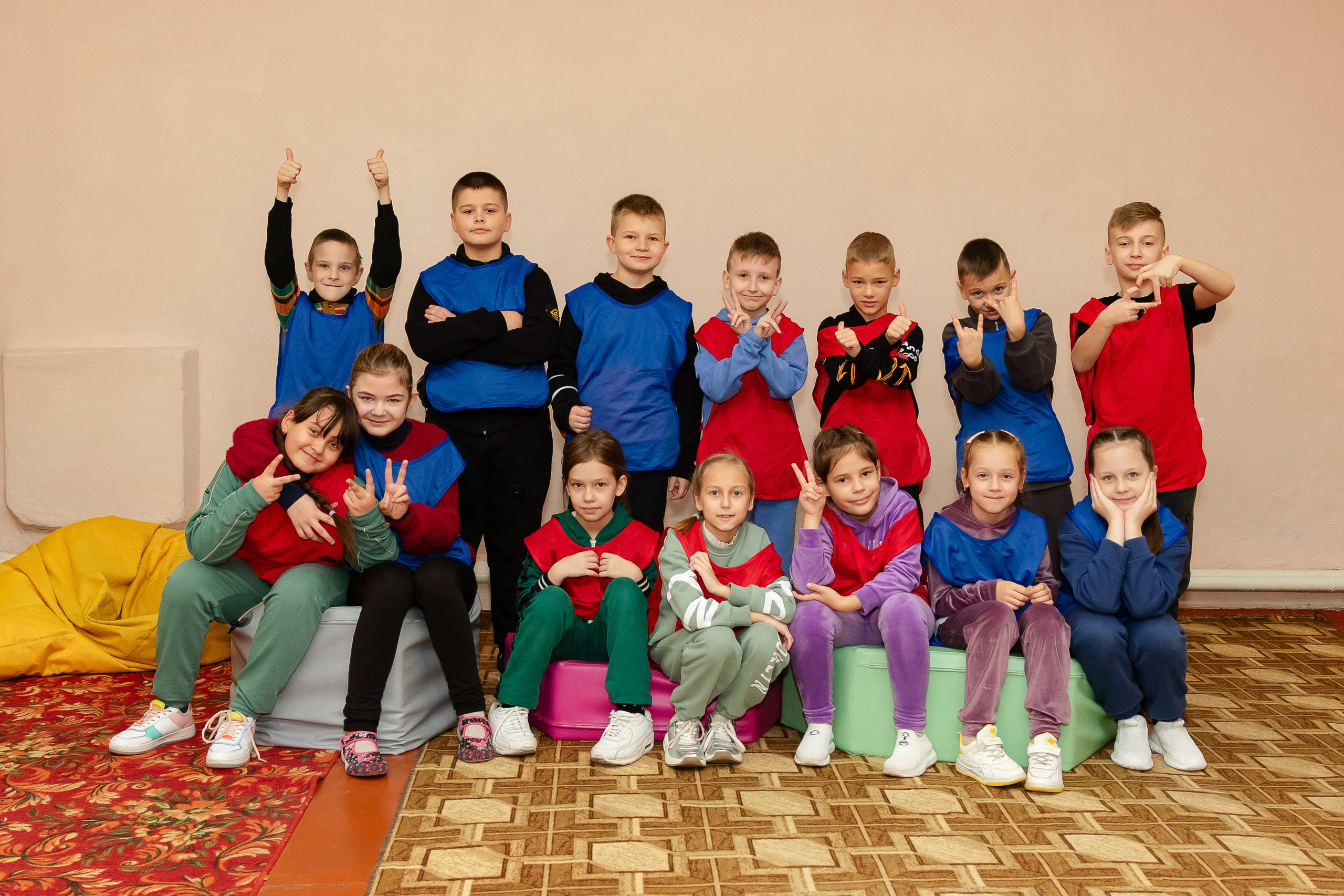 School reportage shooting indoors. Retoucher, color corrector, and photographer, I work remotely all over the world