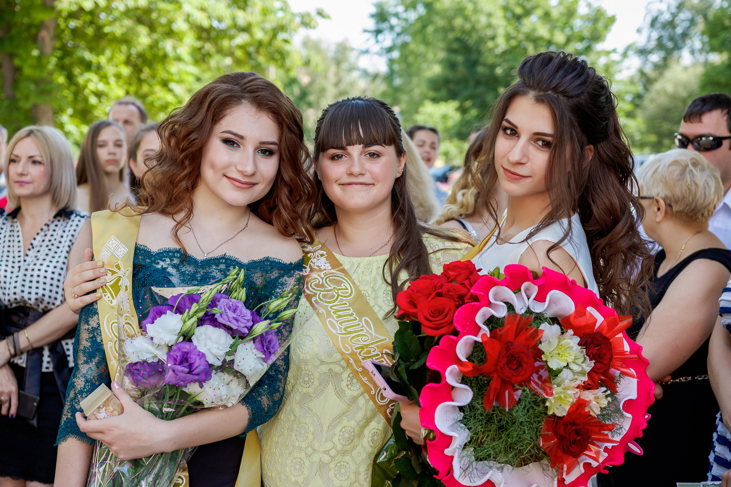 School reportage shooting outdoors with natural light. Retoucher, color corrector, and photographer, I work remotely all over the world