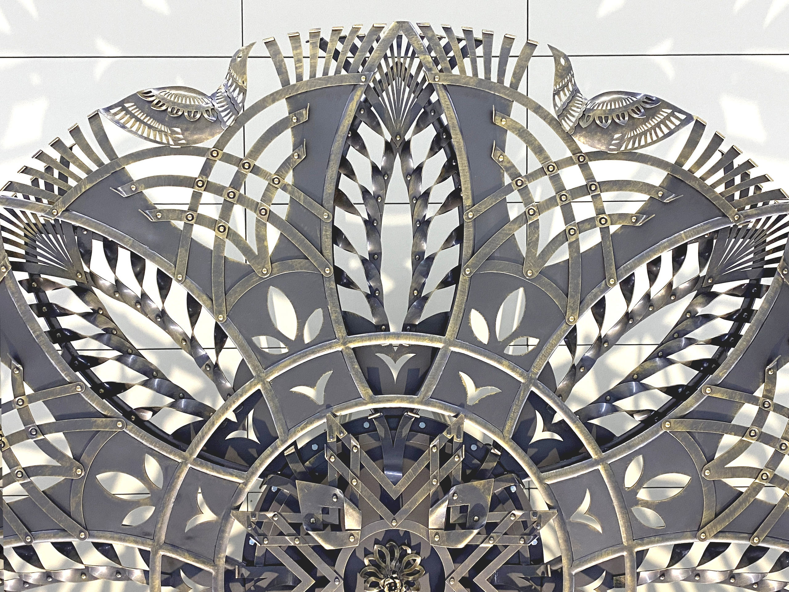 Минское Метро. Станция «Ковальская слобода». 2019-2020 «КАВАЛЬСКIЯ ВЫЦIНАНКI» кованые подвесные светотеневые композиции, декоративные элементы. Сталь, художественная ковка, лазерная резка, сварка. Художники Мария Тарлецкая, Павел Войницкий, Архитекторы Владимир Телепнёв, Ольга Телепнёва, Анна Кузмич. По мотивам произведений Елизаветы Червонцевой и Молодечненской школы вытинанки.