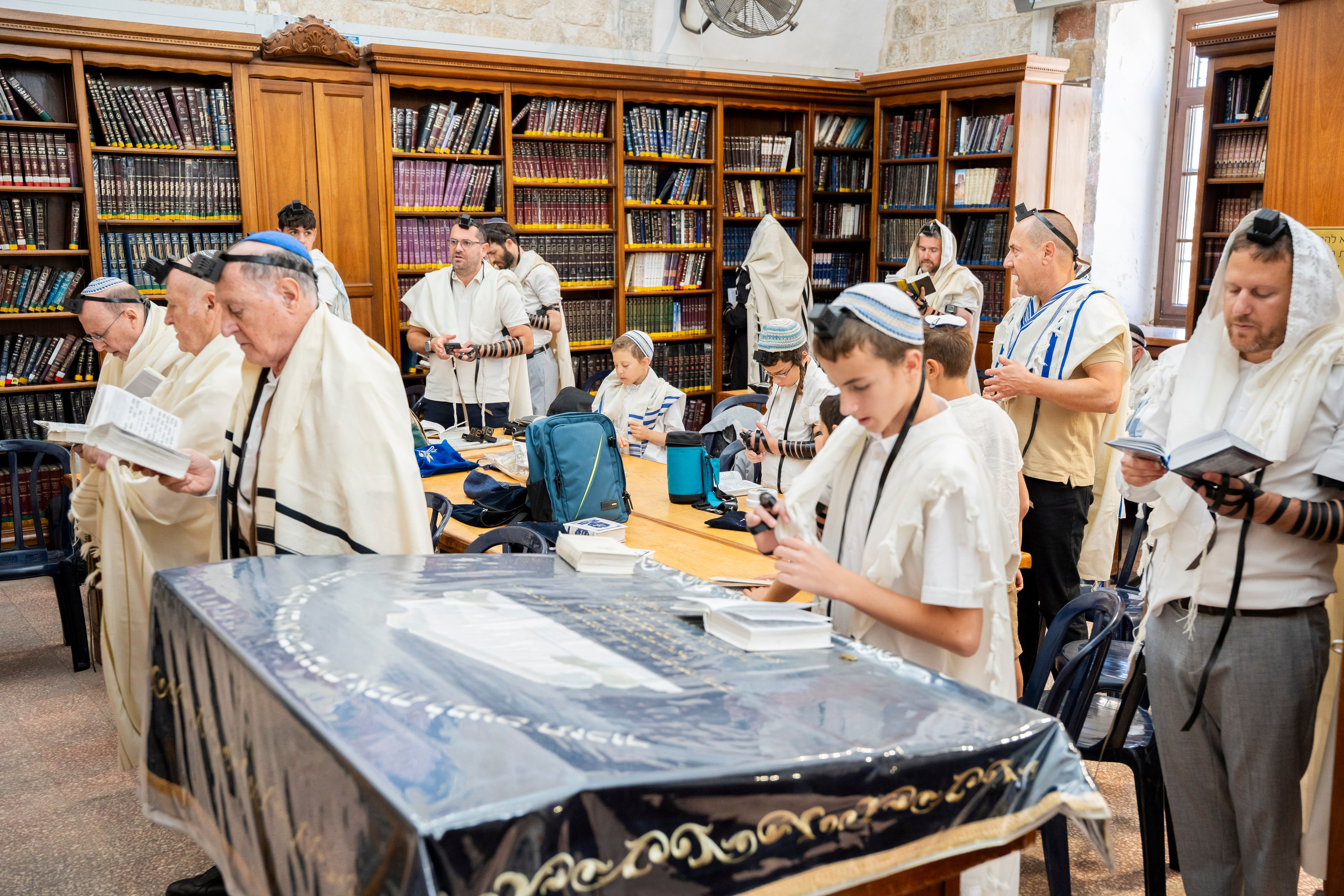 הנחת התפילין רפאל לוי. יוסף מזרחי צילום חתונה, ברית וזוגיות. צלם מקצועי שאוהב להוציא אתכם הכי יפים ברגעים הכי מרגשים