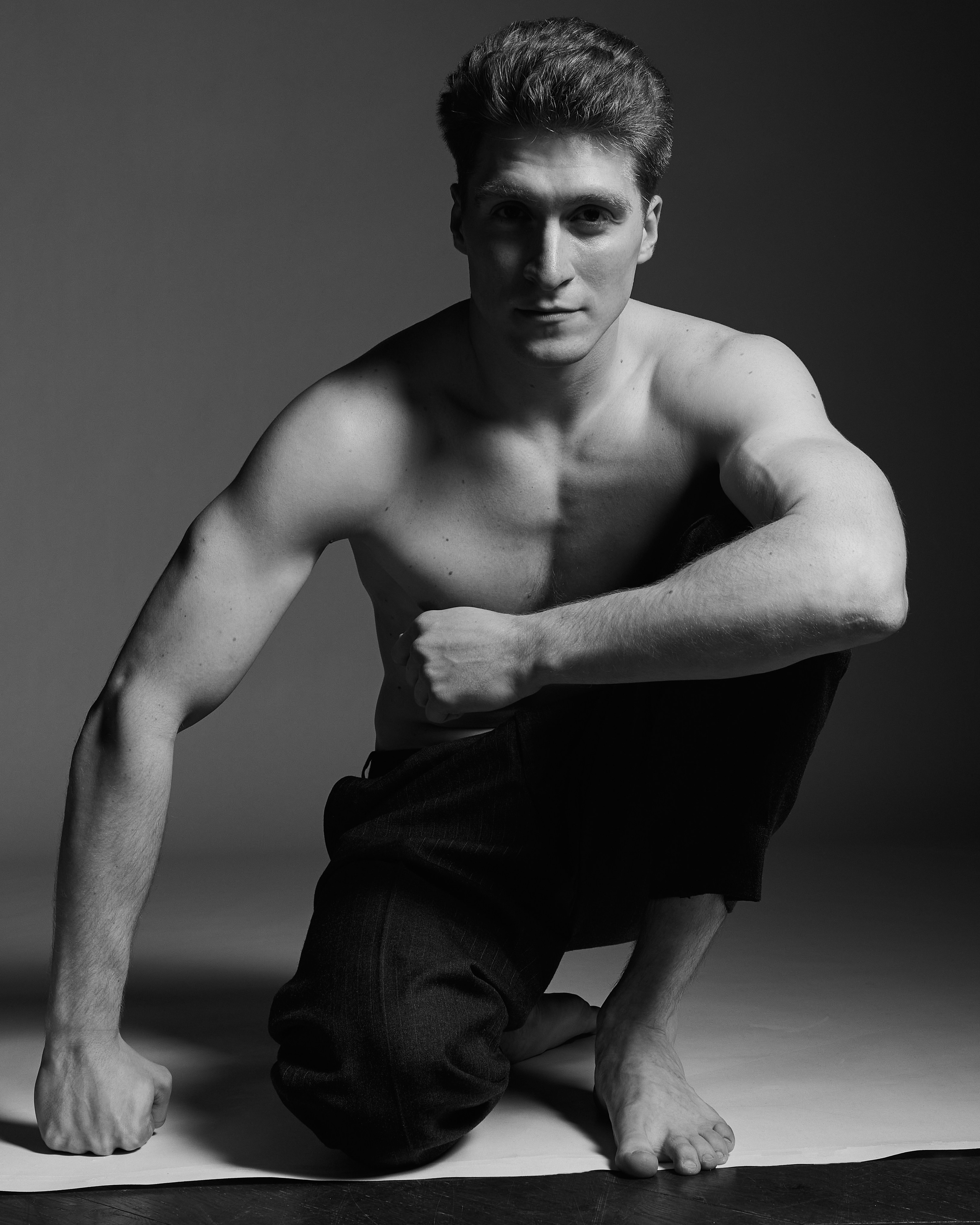 retrato de modelo masculino en estudio con iluminación profesional