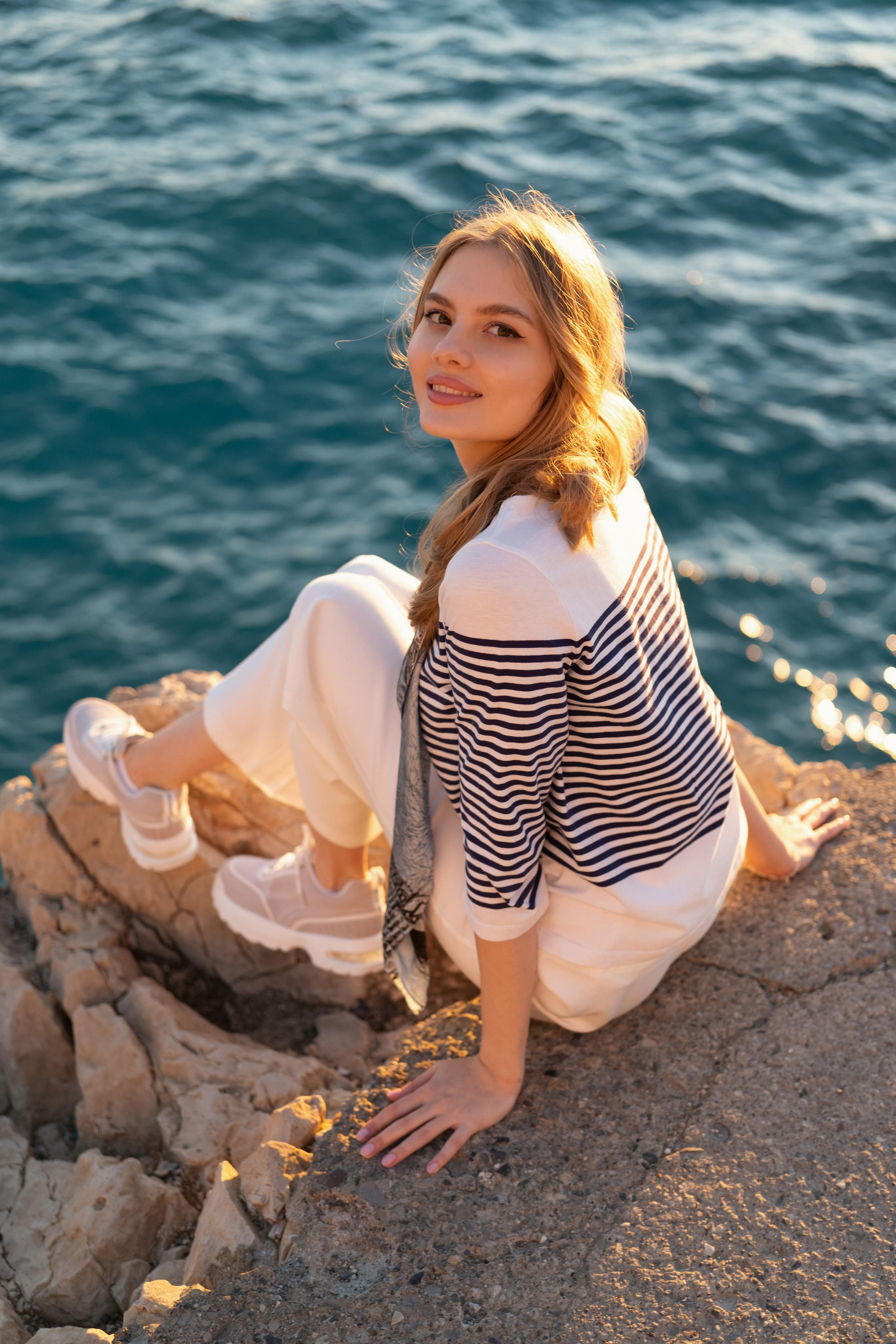 « promenade au coucher du soleil dans le vieux port ». Photos by Vechkaeva