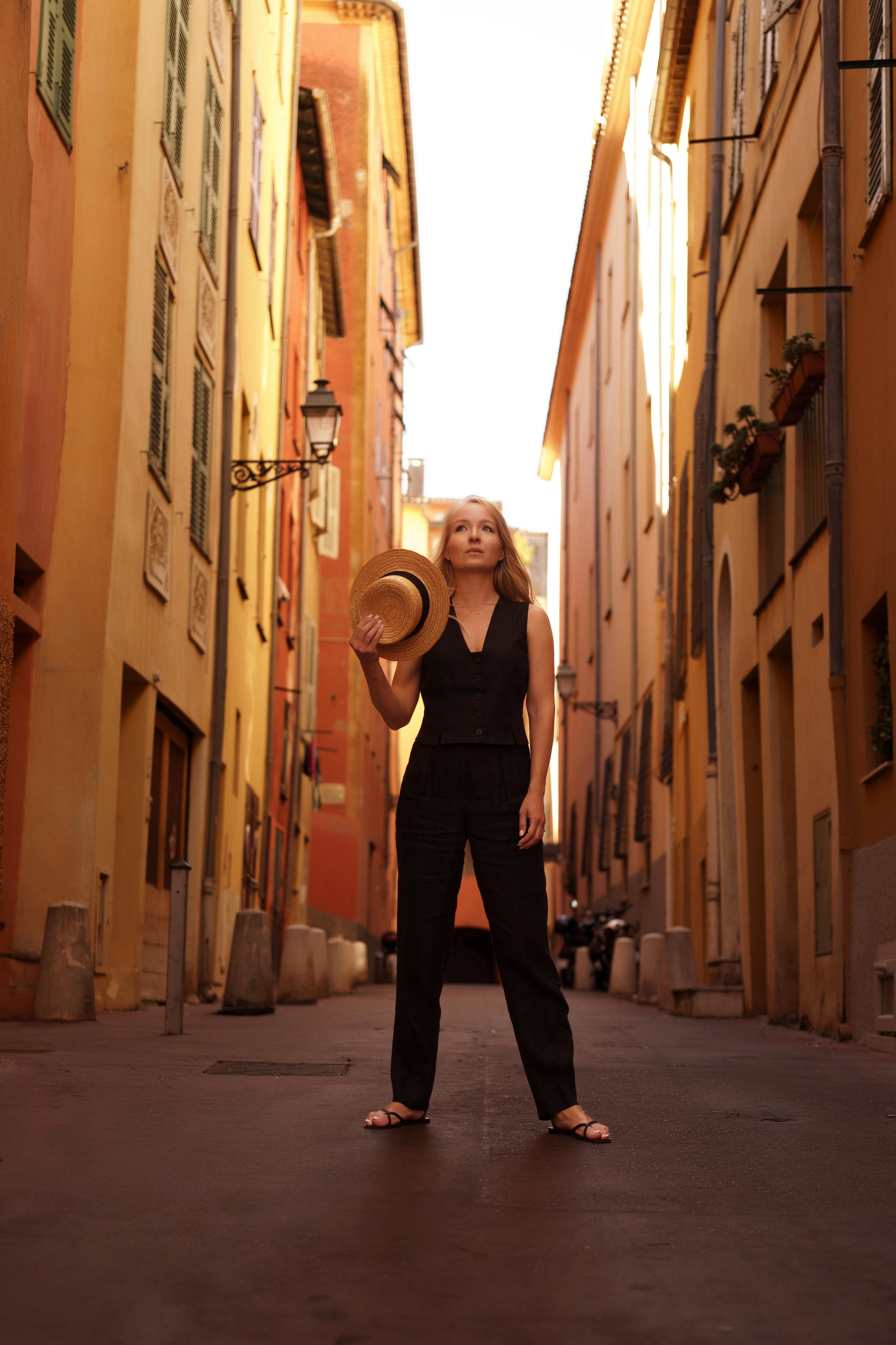 « traverser les vieilles rues ». Photos by Vechkaeva