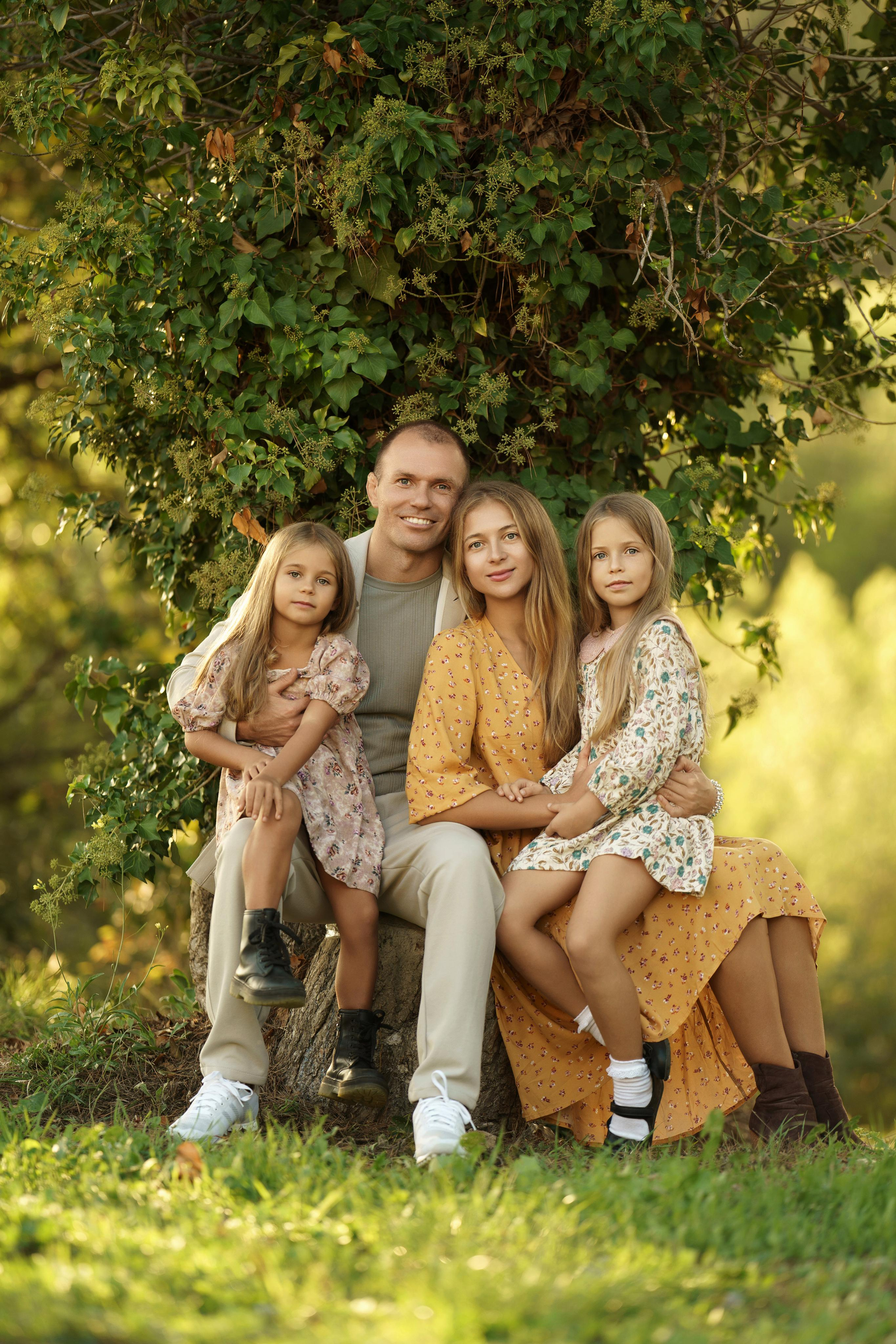 « moments de bonheur familial: séance photo dans la forêt d’automne ». Photos by Vechkaeva