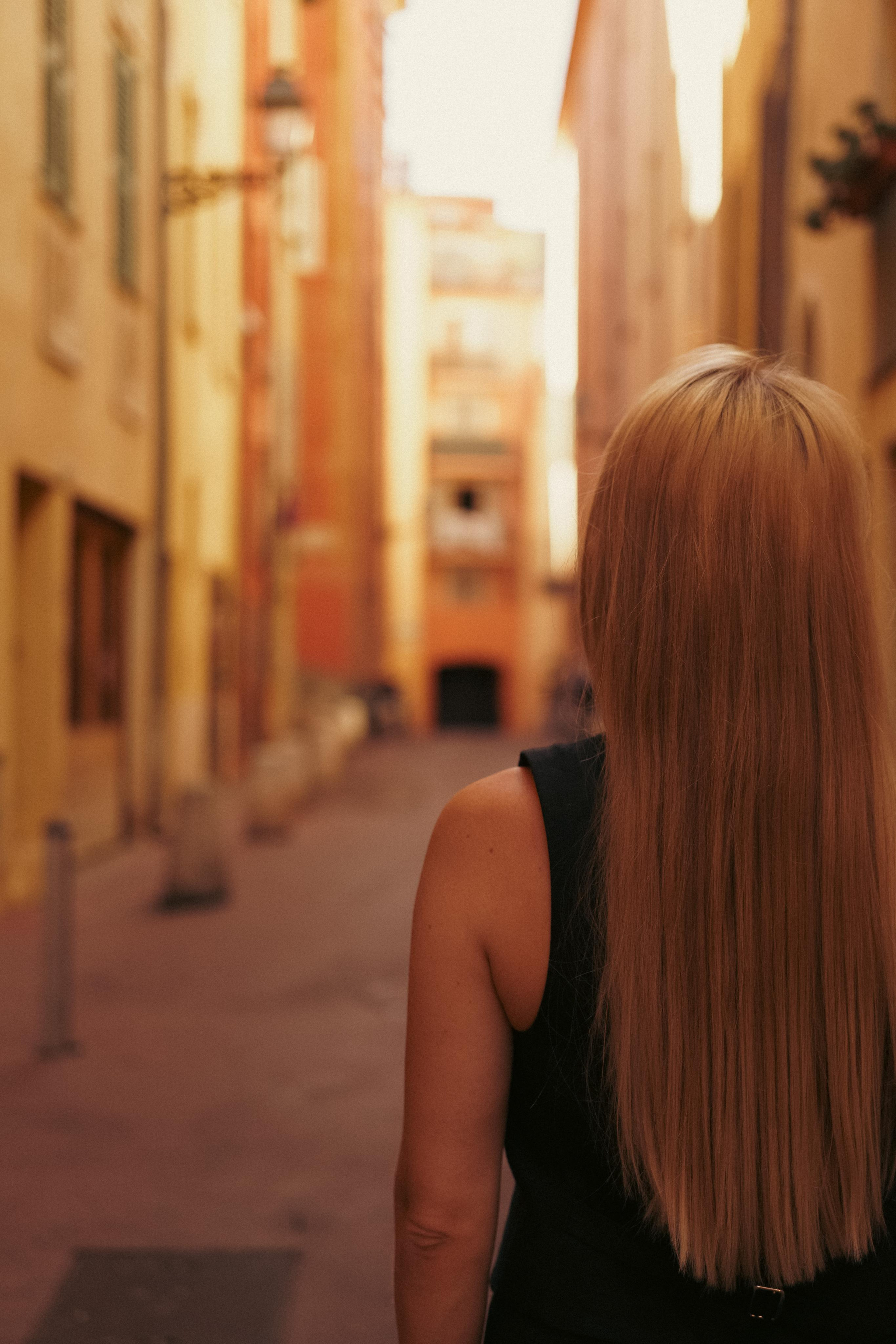 « traverser les vieilles rues ». Photos by Vechkaeva