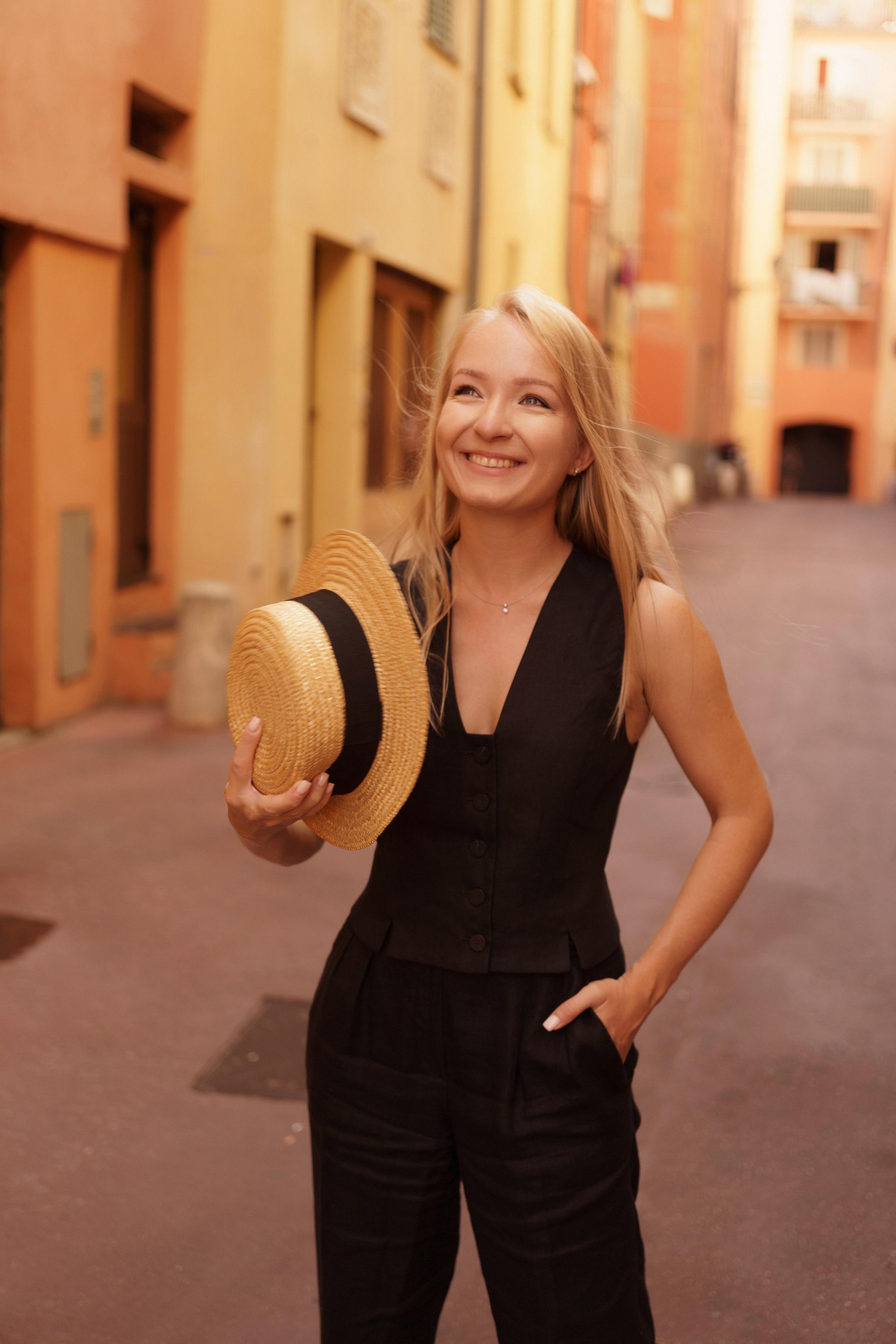 « traverser les vieilles rues ». Photos by Vechkaeva