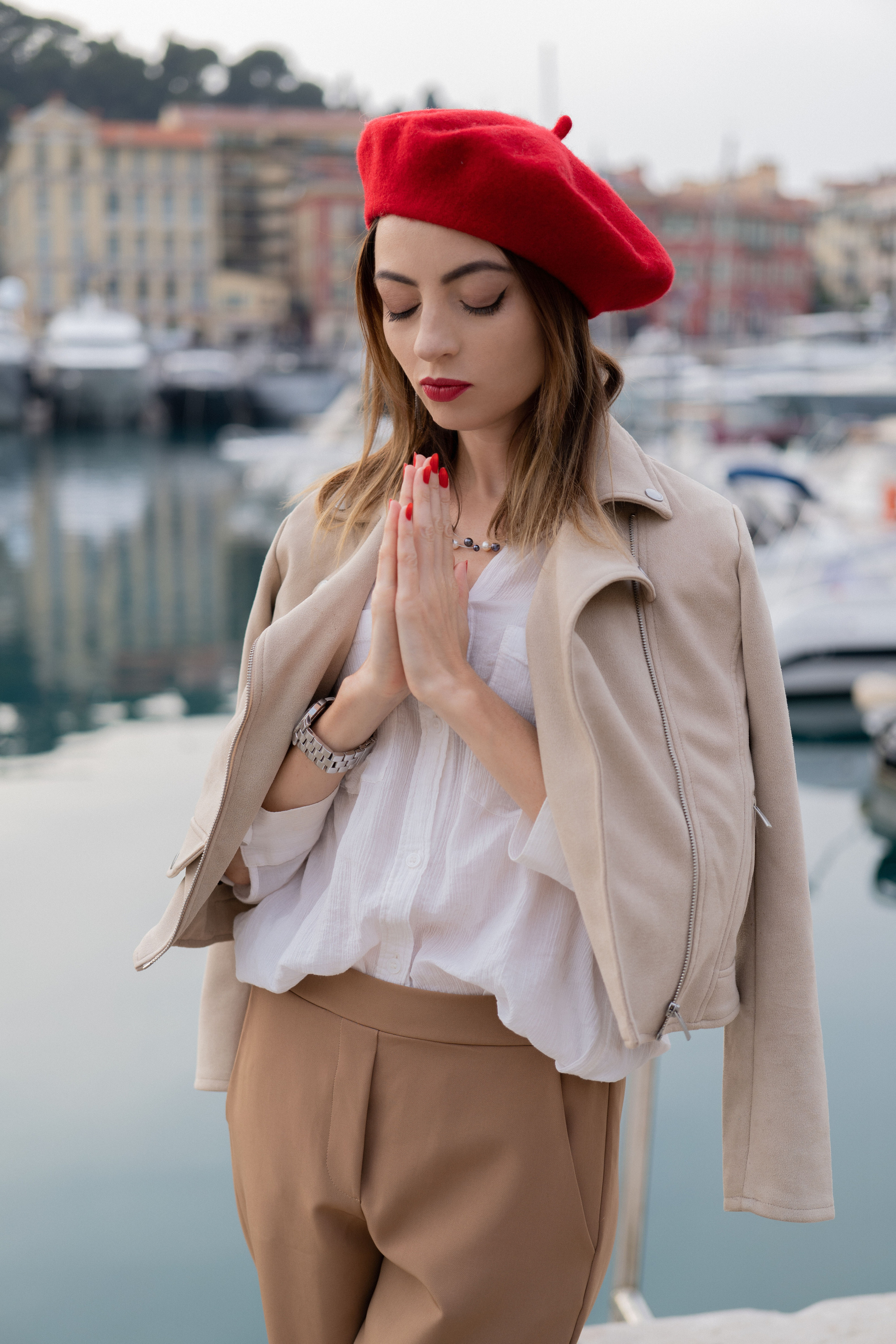 « Франция ей к лицу ». Главная