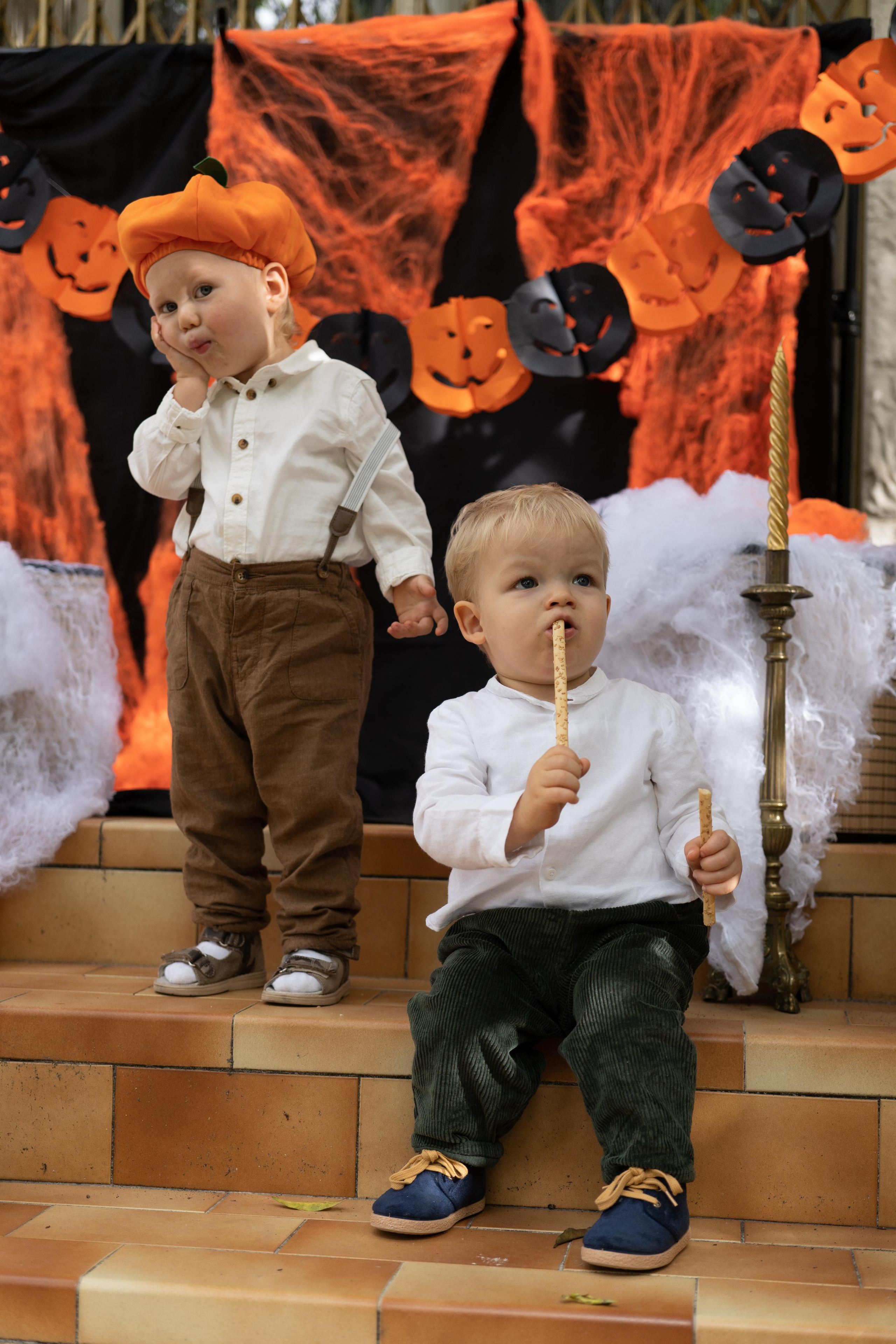 « два брата на празднике Хэллоуин ». Главная