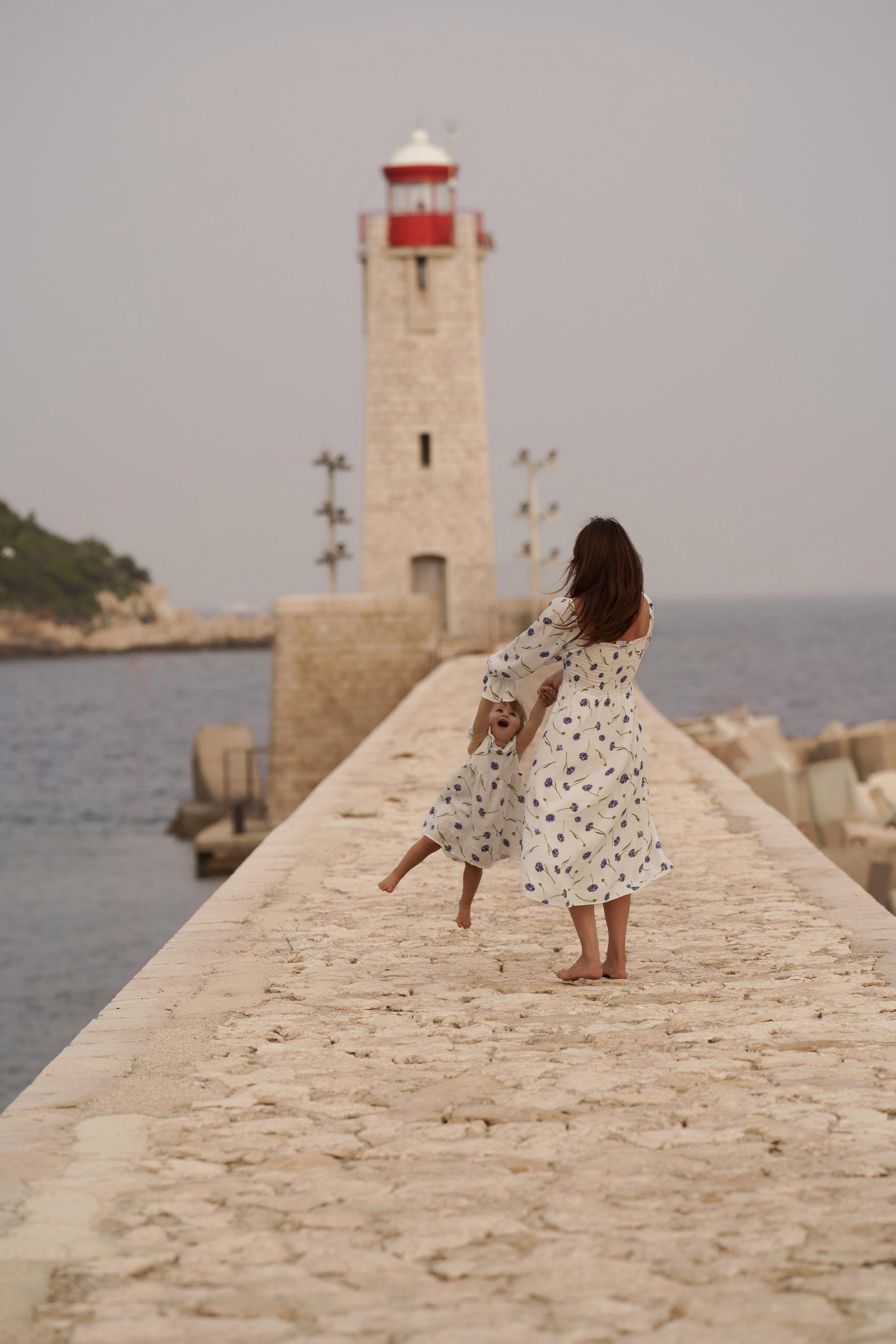 « прогулка Оли и Поли у маяка ». Главная