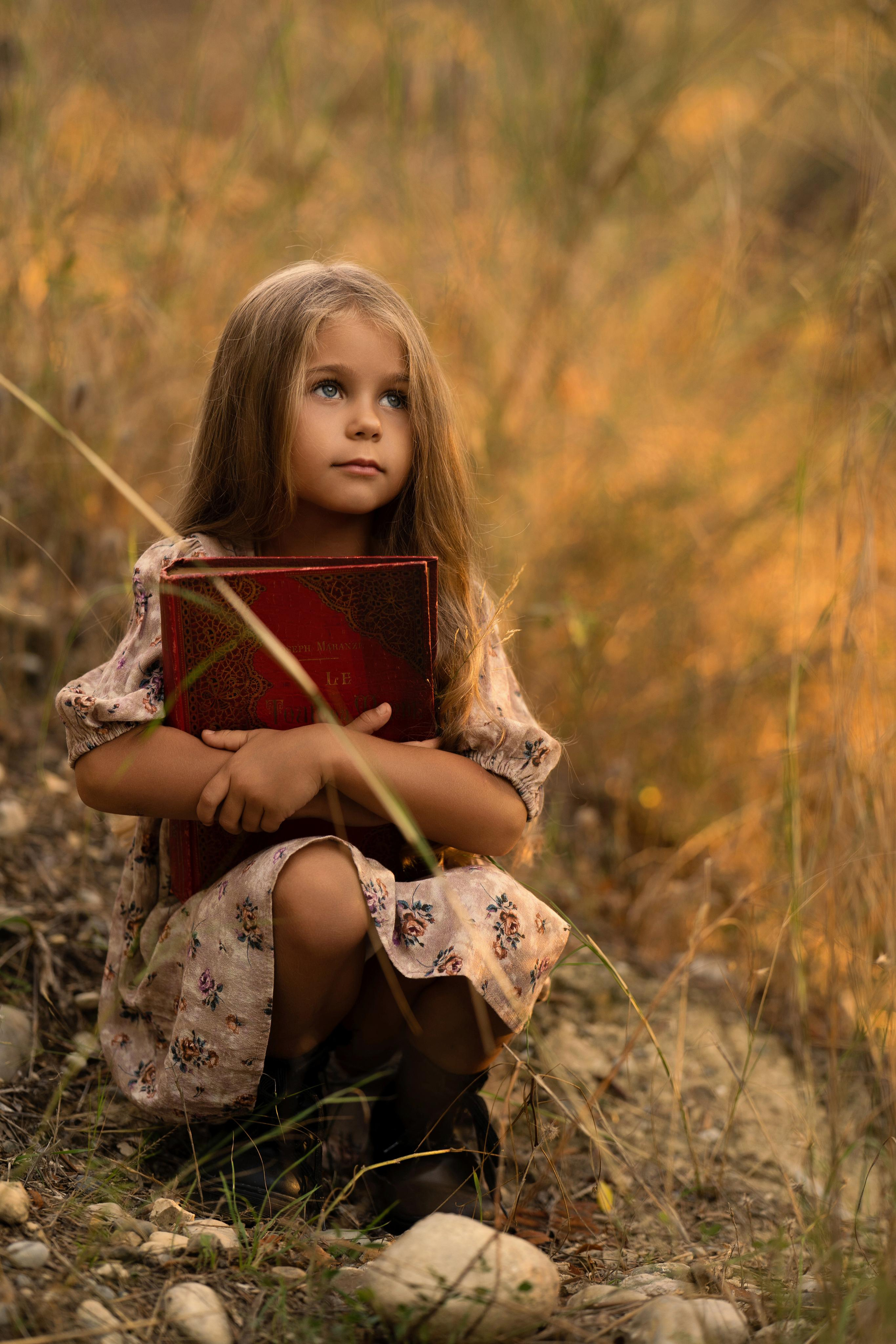 « moments de bonheur familial: séance photo dans la forêt d’automne ». Photos by Vechkaeva