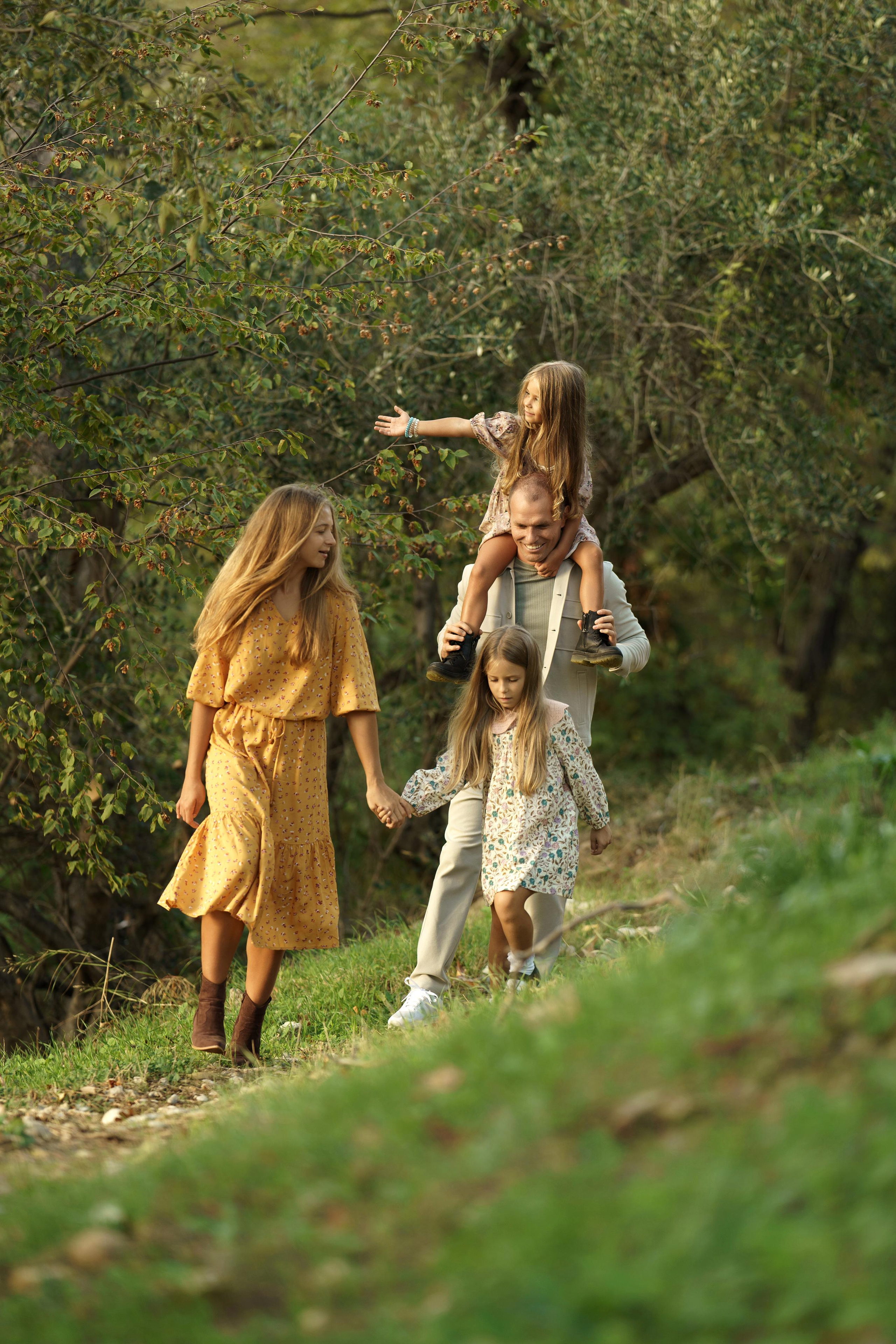 « moments de bonheur familial: séance photo dans la forêt d’automne ». Photos by Vechkaeva
