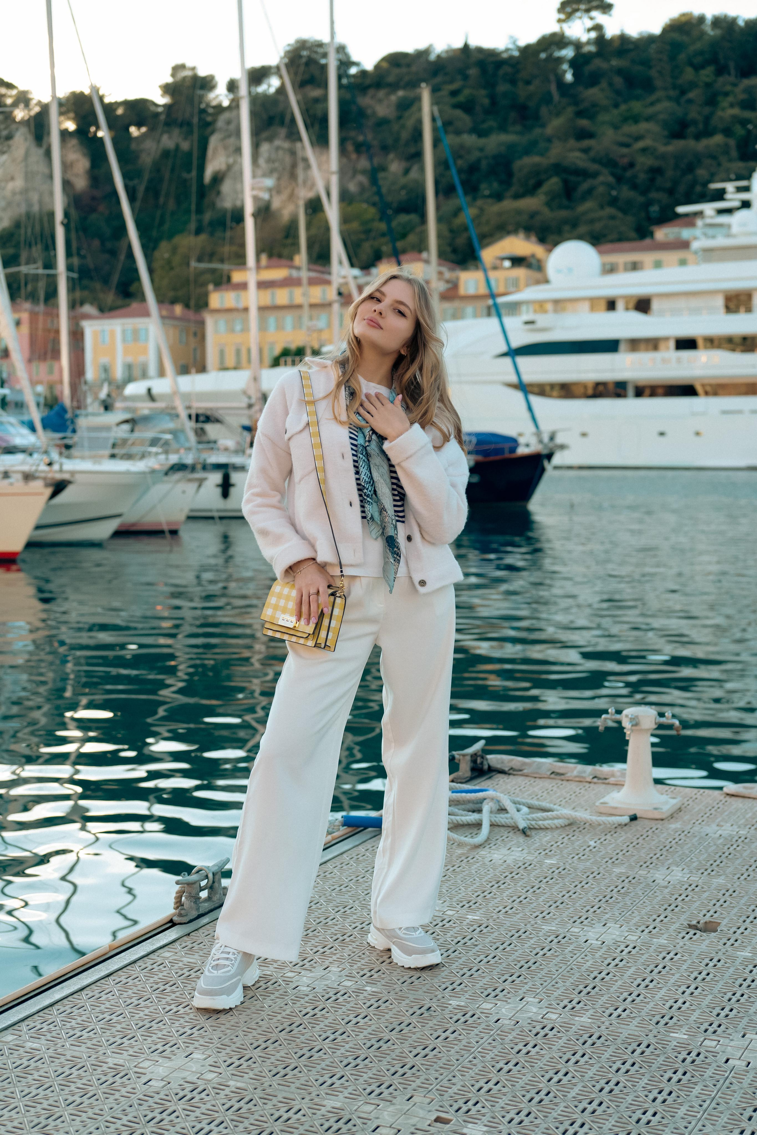 « promenade au coucher du soleil dans le vieux port ». Photos by Vechkaeva
