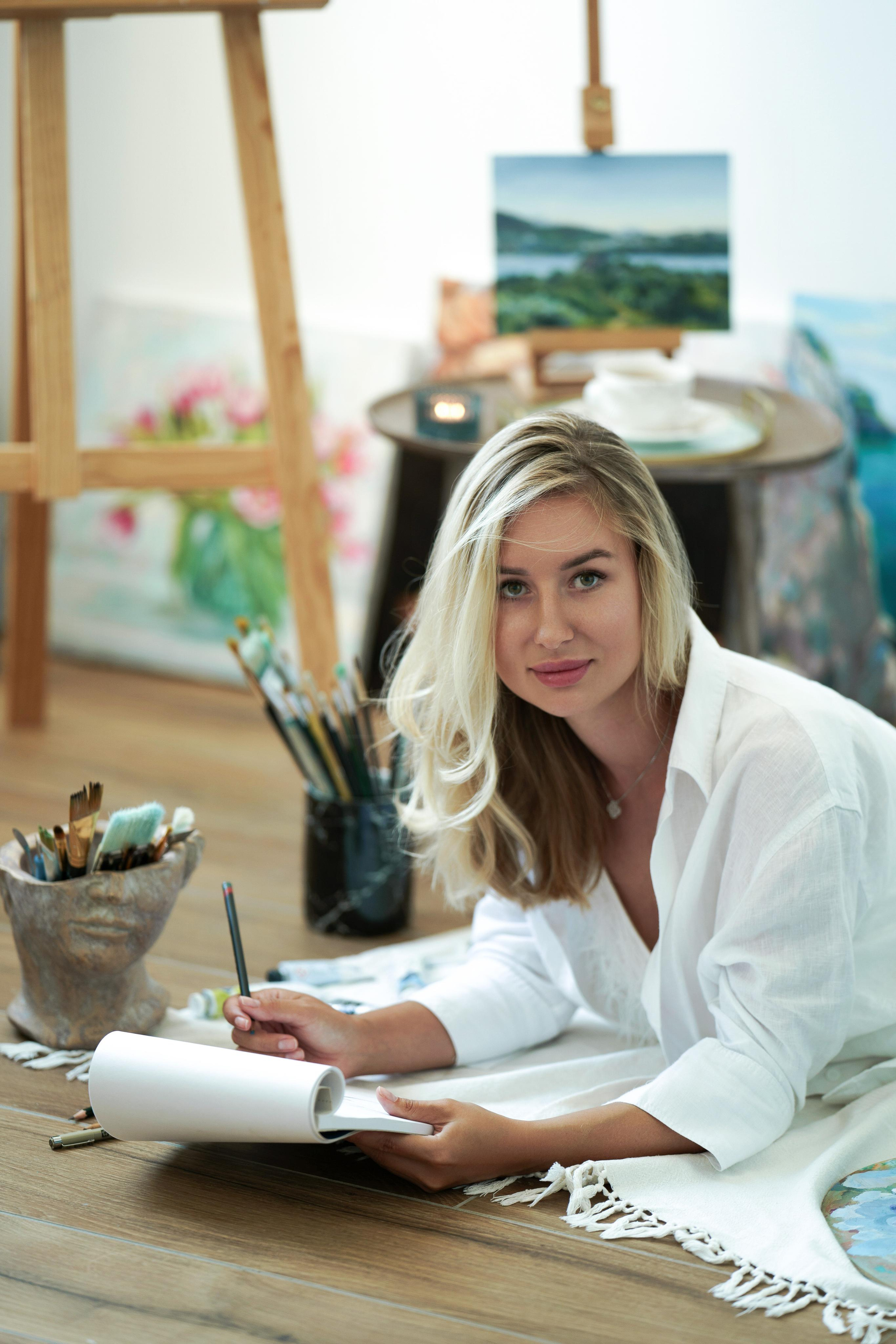 « художница и ее палитра: фотосессия творчества ». Главная